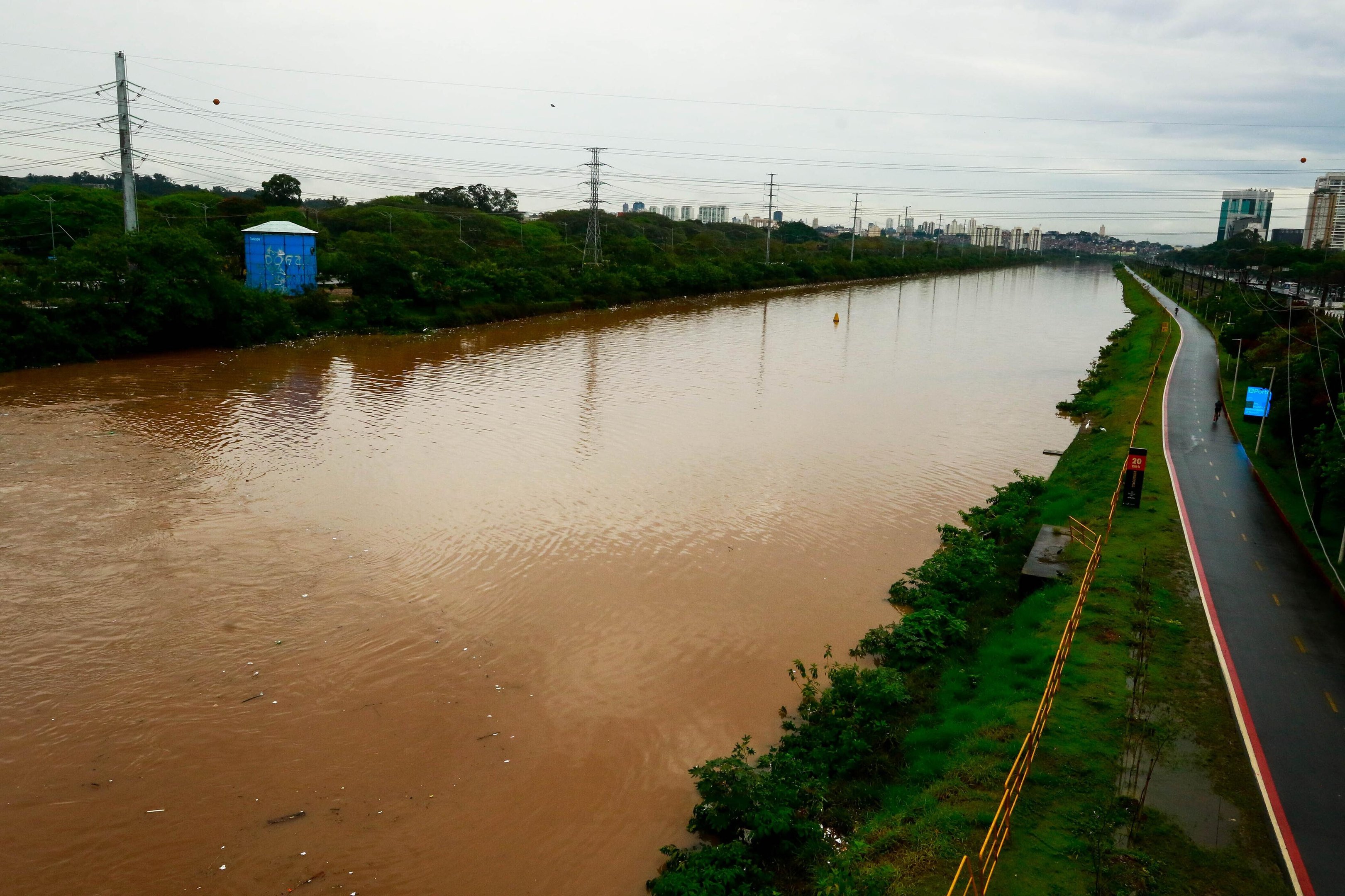 Com a intensidade das chuvas na cidade de S&atilde;o Paulo, o Rio Tiet&ecirc; subiu e est&aacute; perto de transbordar