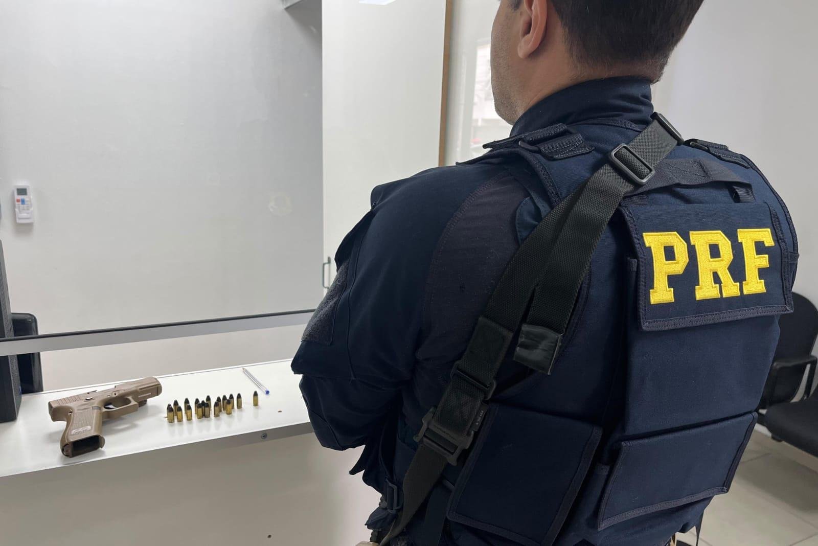Condutor foi preso em flagrante e encaminhado junto com o ve&iacute;culo e a arma de fogo para a delegacia de Pol&iacute;cia Civil de Lajeado
