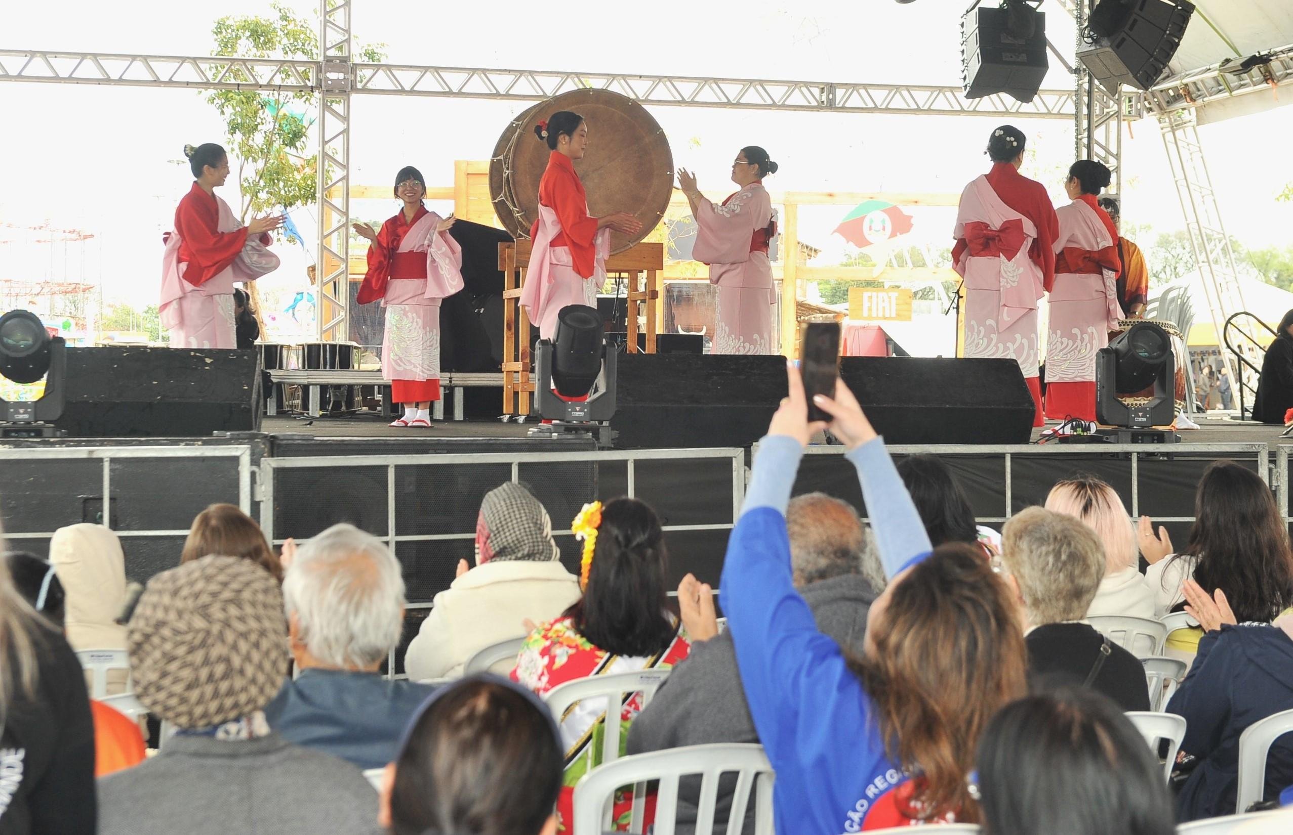 Grupos de dan&ccedil;a, coral e m&uacute;sicas t&iacute;picas japonesas animaram o p&uacute;blico presente neste s&aacute;bado no Acampamento Farroupilha