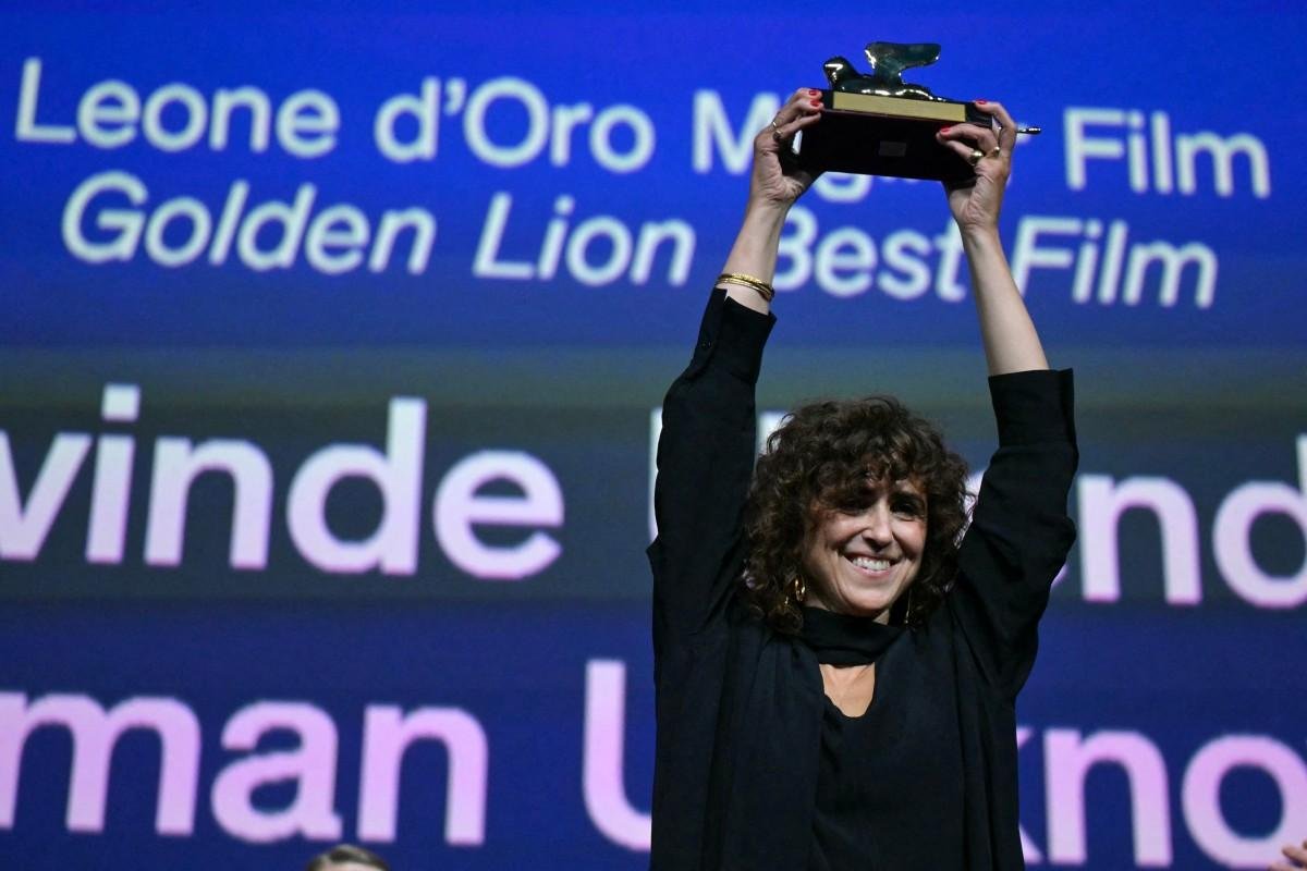 A diretora dinamarquesa May El-Toukhy recebe o Le&atilde;o de Ouro de Melhor Filme por "Woman Unknown"