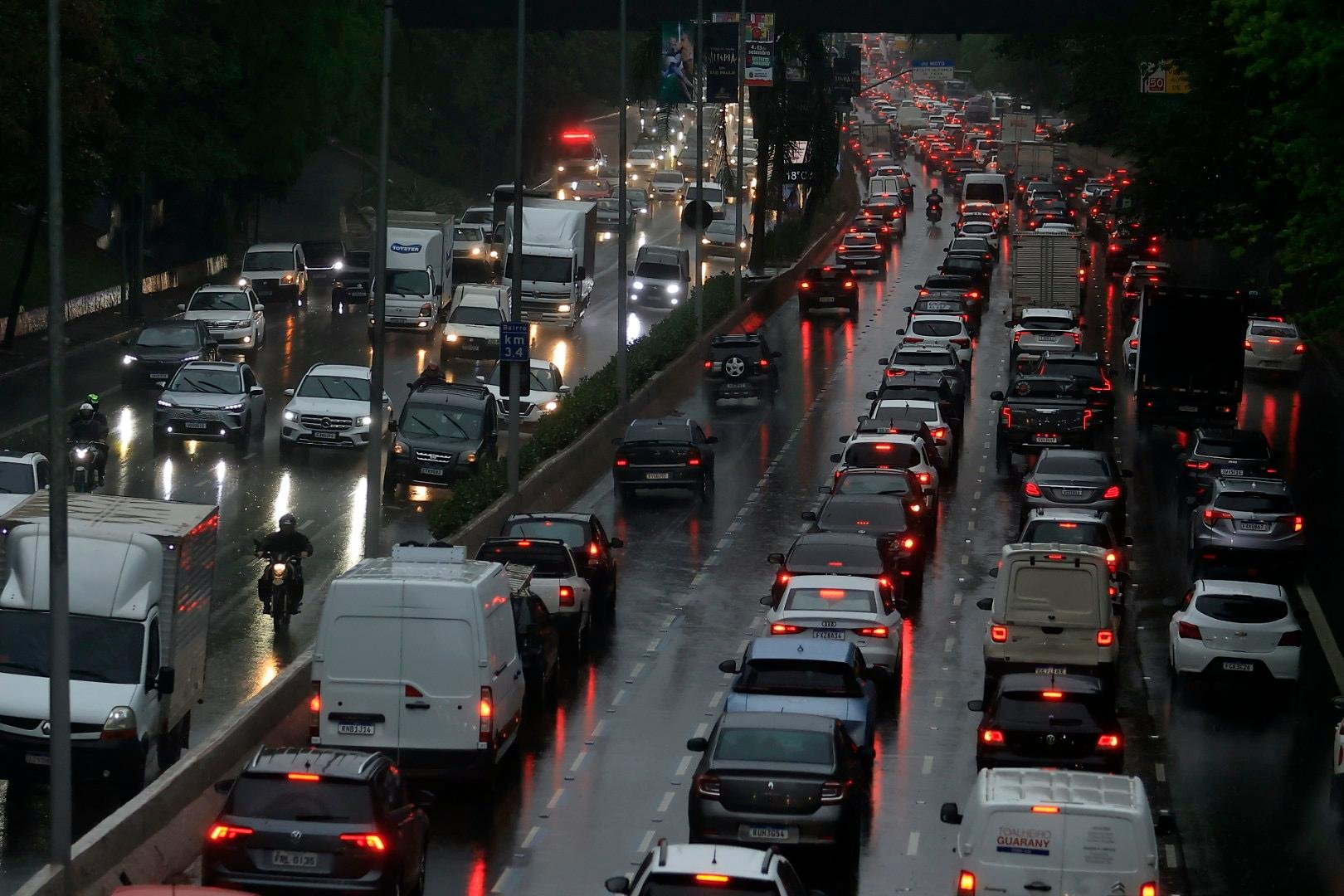 Capital de SP tem 2 mortos em desabamento e chuva causa transtornos em todo o Estado