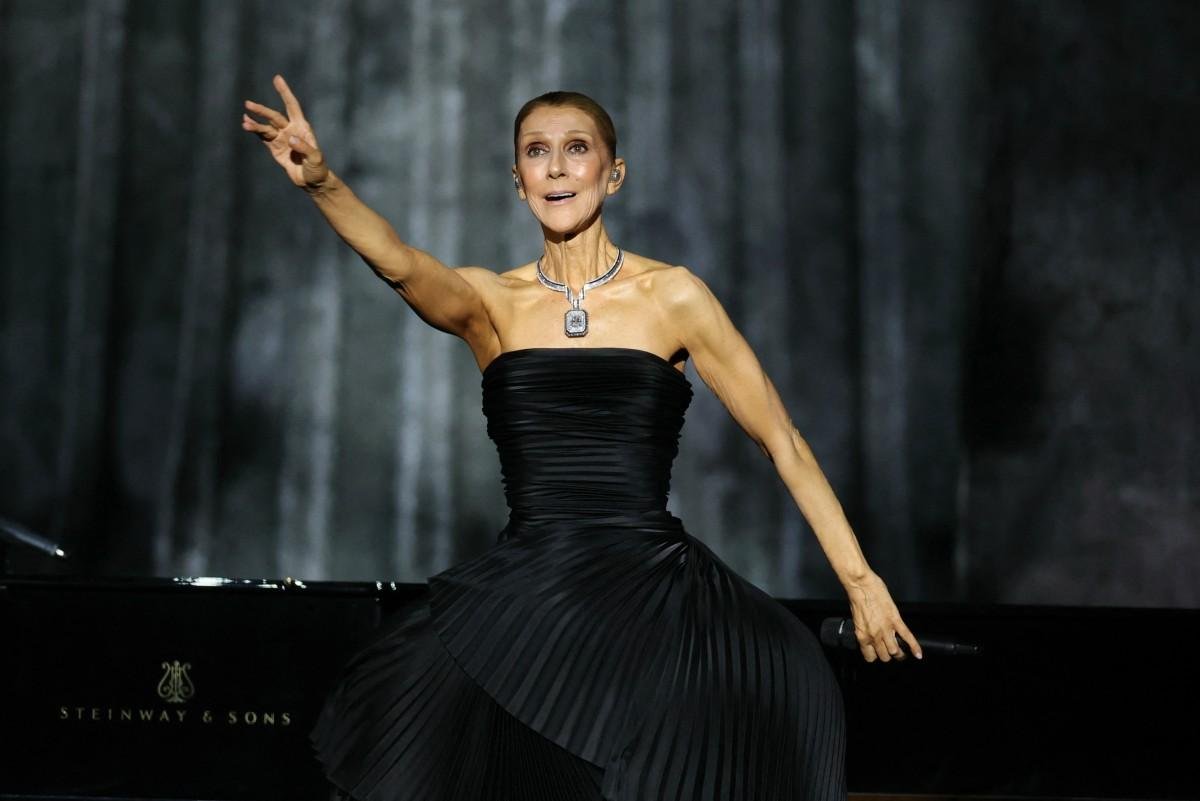 A cantora C&eacute;line Dion retorna aos palcos em Paris