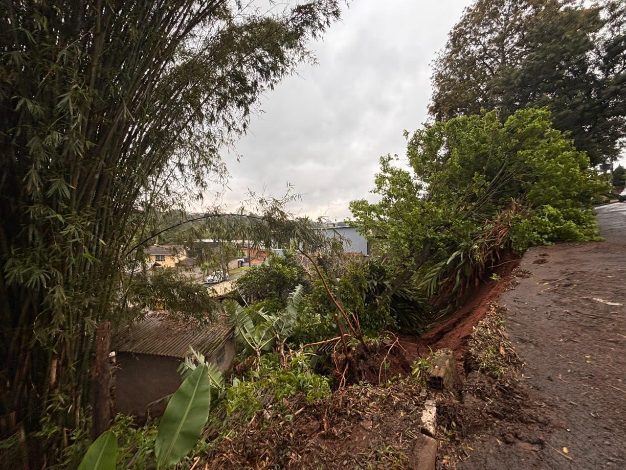 A rua localizada na parte superior do local permanece parcialmente interrompida