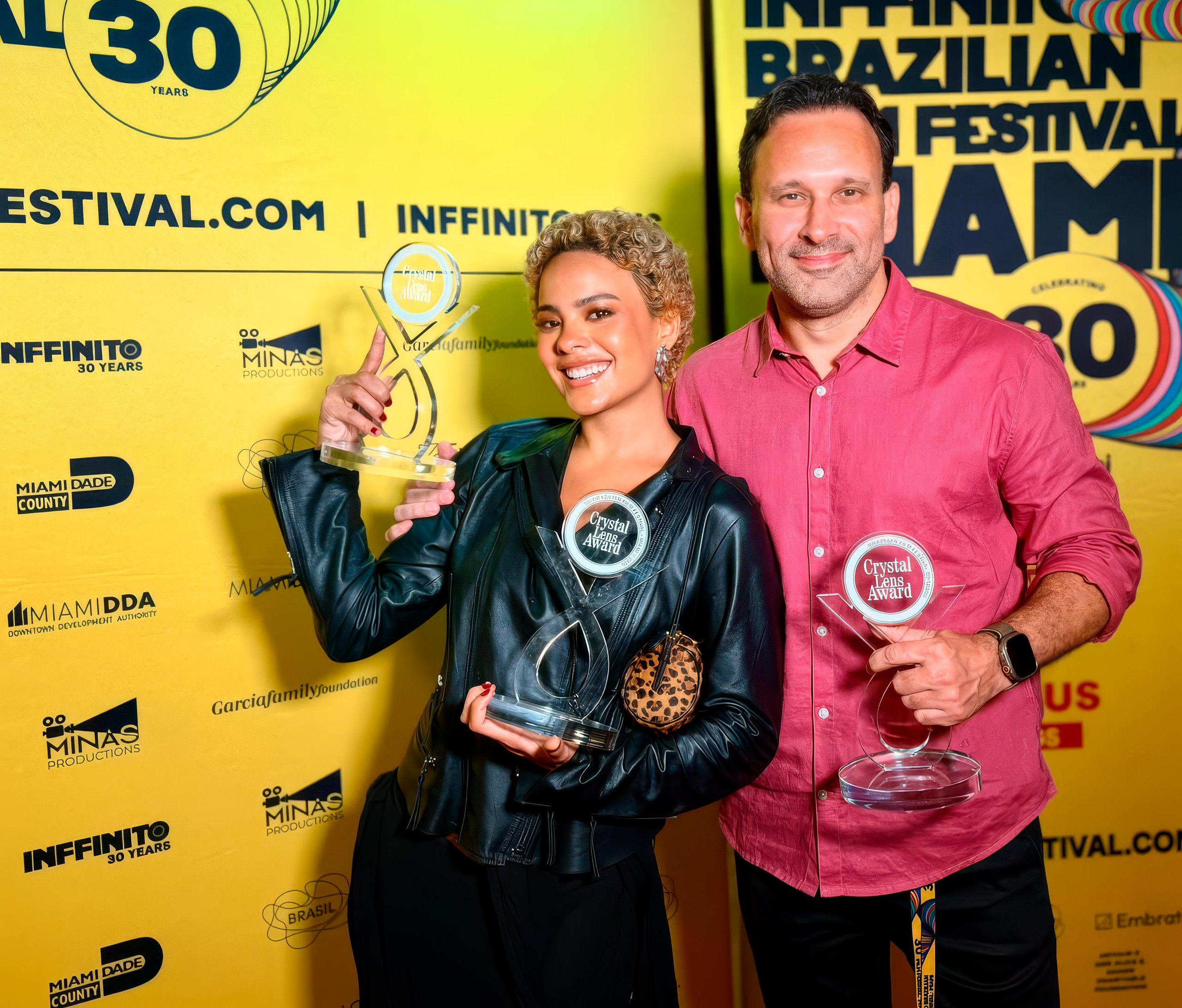 Bella Campos e Bruno Bini recebem os trof&eacute;us Lente de Cristal do Inffinito Brazilian Film Festival