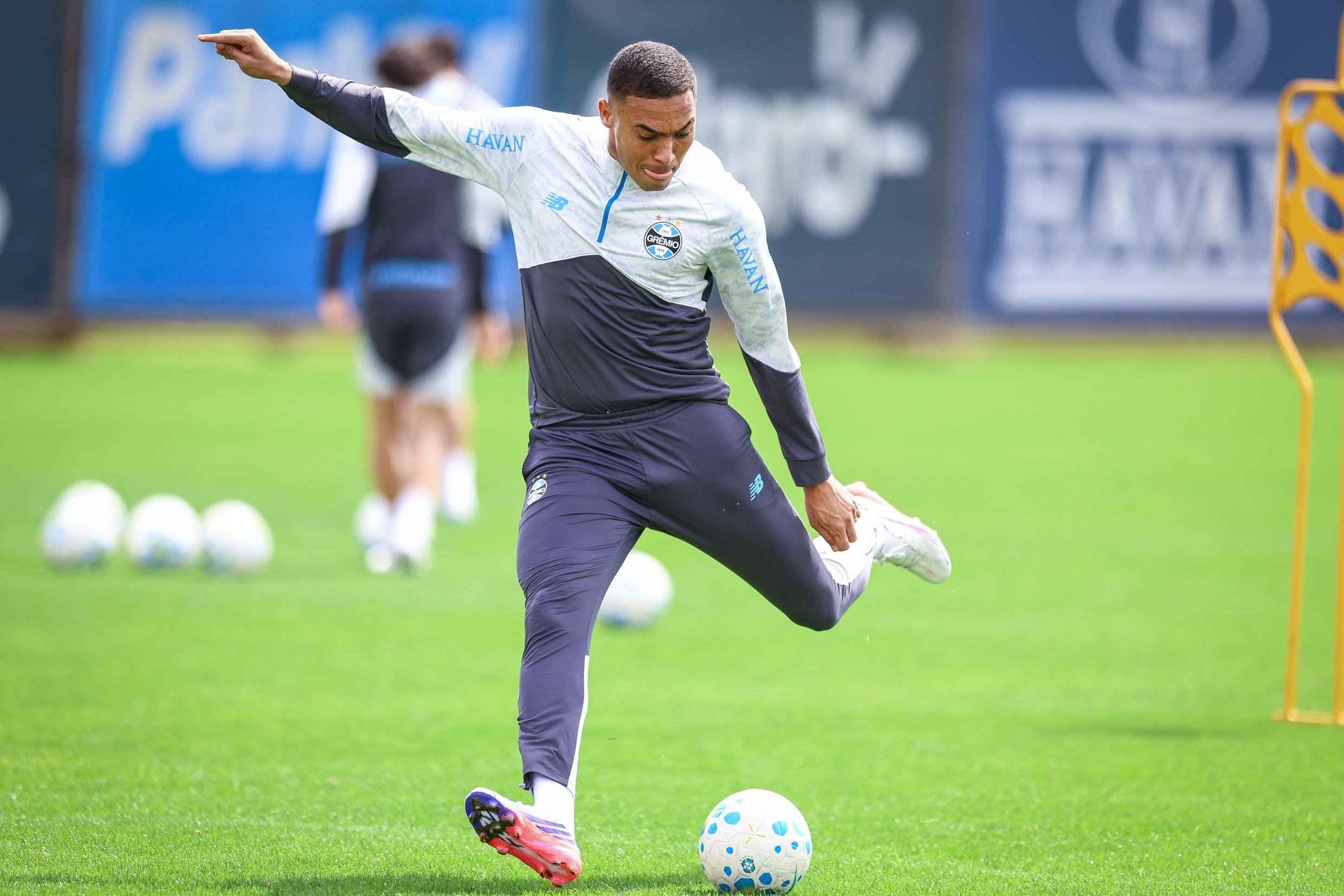 Carlos Vin&iacute;cius dever&aacute; ser titular no Rio de Janeiro