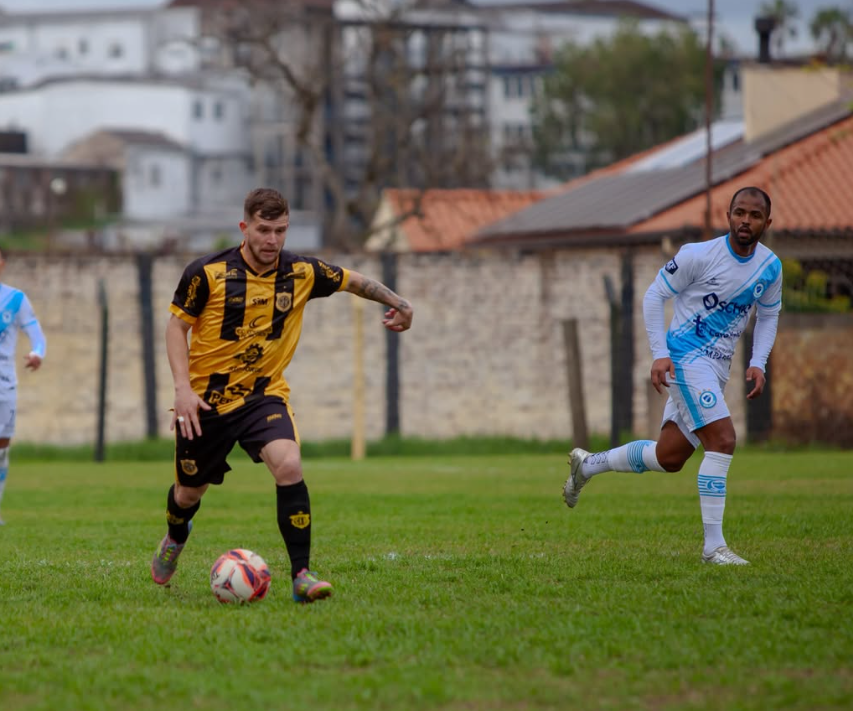 Torcida do Bag&eacute; invade vesti&aacute;rio e agride jogadores com bebedouro e cadeira