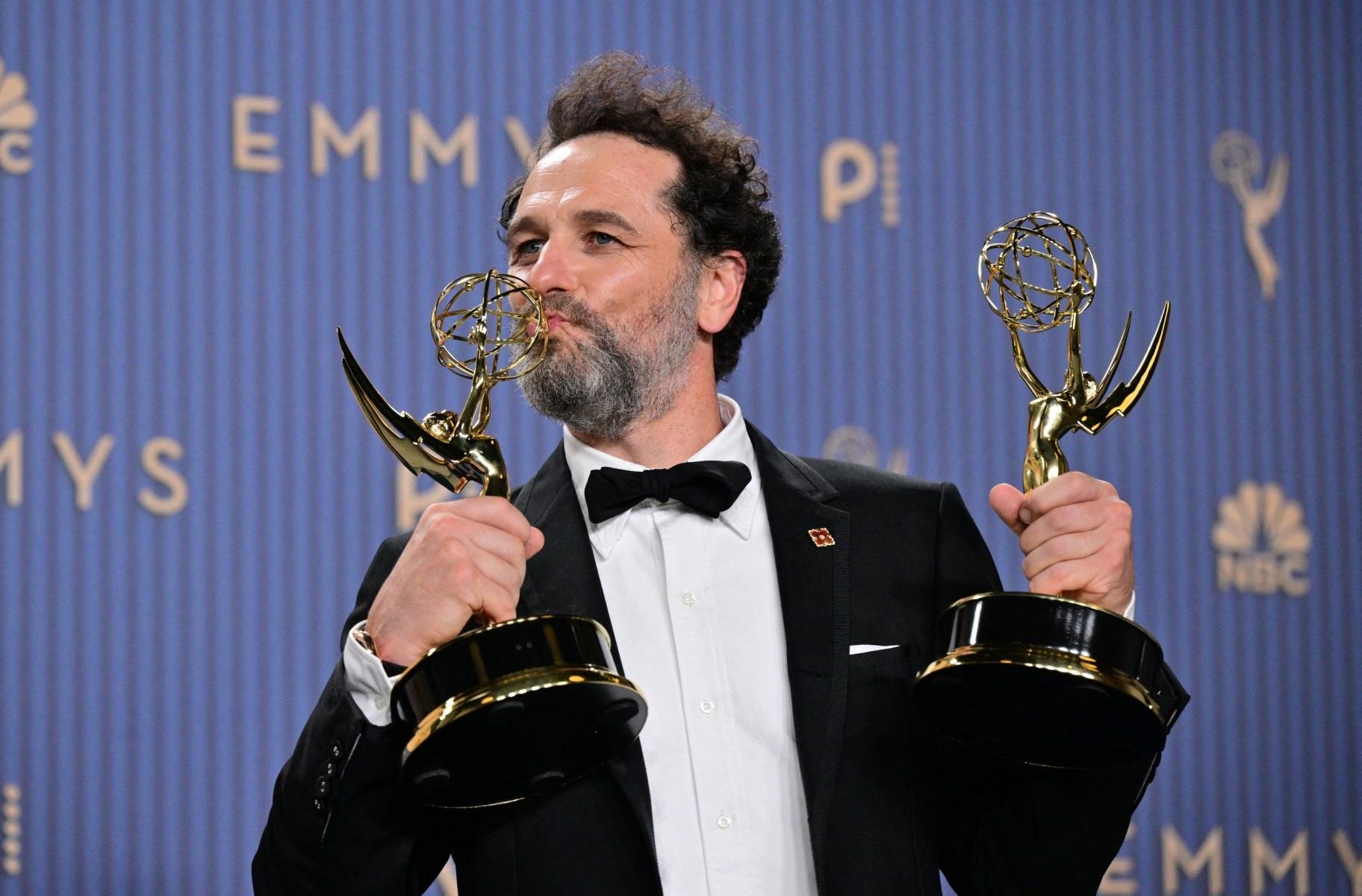 Ator Matthew Rhys venceu os pr&ecirc;mios de Melhor Ator Principal em S&eacute;rie de Com&eacute;dia por "Widow's Bay" e Melhor Ator Principal em S&eacute;rie Limitada, de Antologia ou Telefilme por "The Beast in Me"