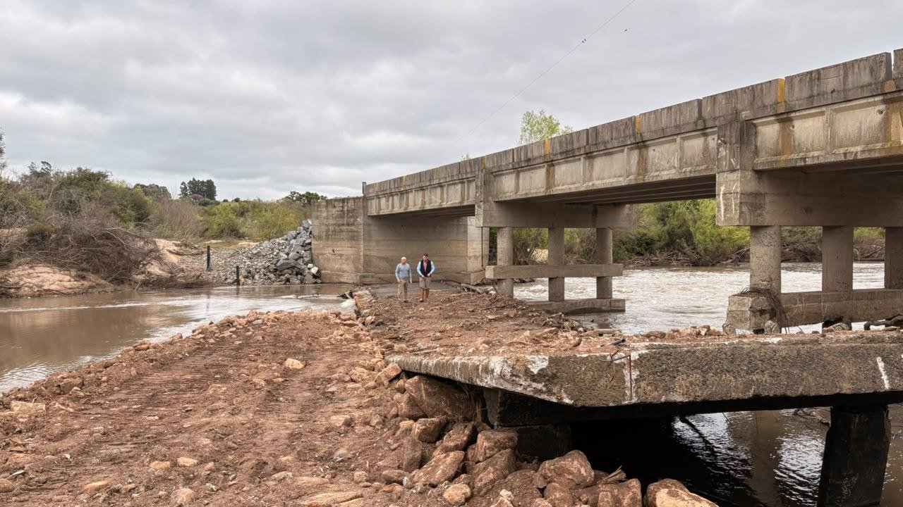 Material da ponte Passo dos Rocha, que ser&aacute; destru&iacute;da, ser&aacute; utilizado no local para refor&ccedil;ar o aterro no lado de S&atilde;o Gabriel e melhorar a condu&ccedil;&atilde;o das &aacute;guas do Vacaca&iacute;