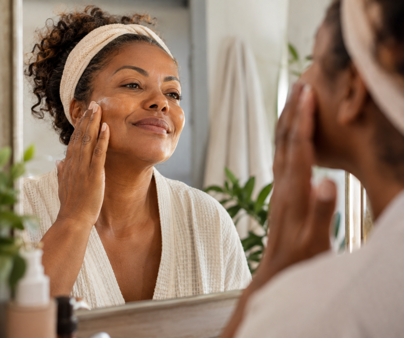 H&aacute;bitos cotidianos, skincare e procedimentos est&eacute;ticos podem atuar de forma complementar nos cuidados com a pele ao longo do envelhecimento