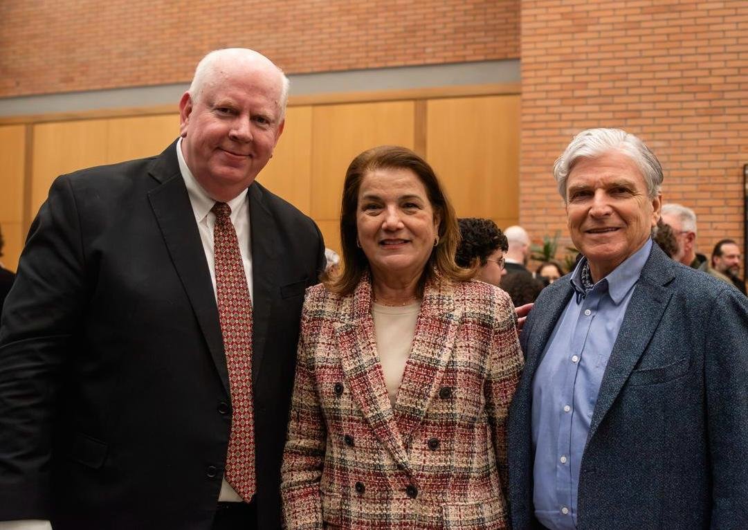 O maestro Manfredo Schmiedt, com Leonor e Gilberto Schwartsmann, na apresenta&ccedil;&atilde;o do "Requiem", na Casa Ospa, no &uacute;ltimo fim de semana