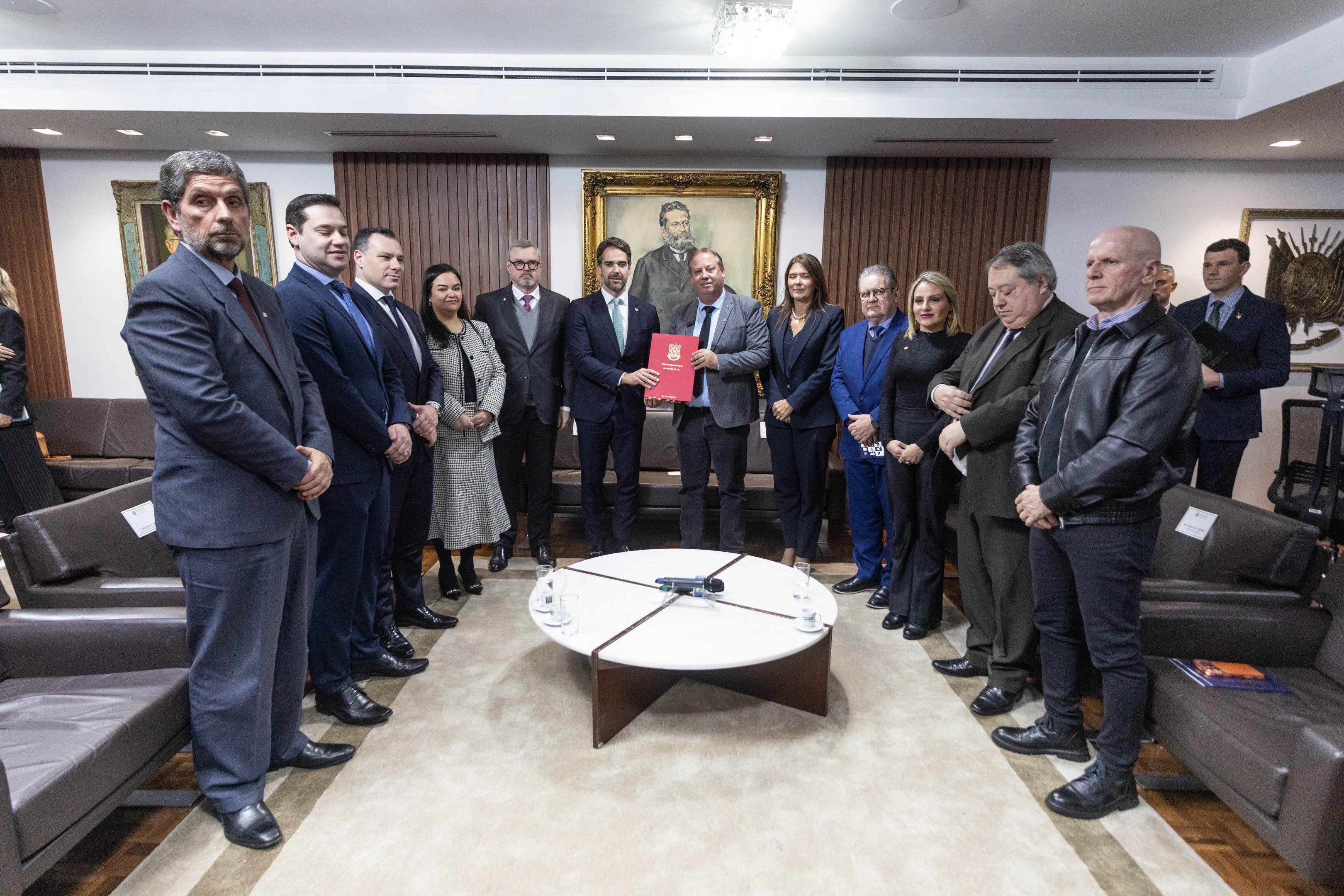 A entrega foi acompanhada por representantes do judici&aacute;rio
