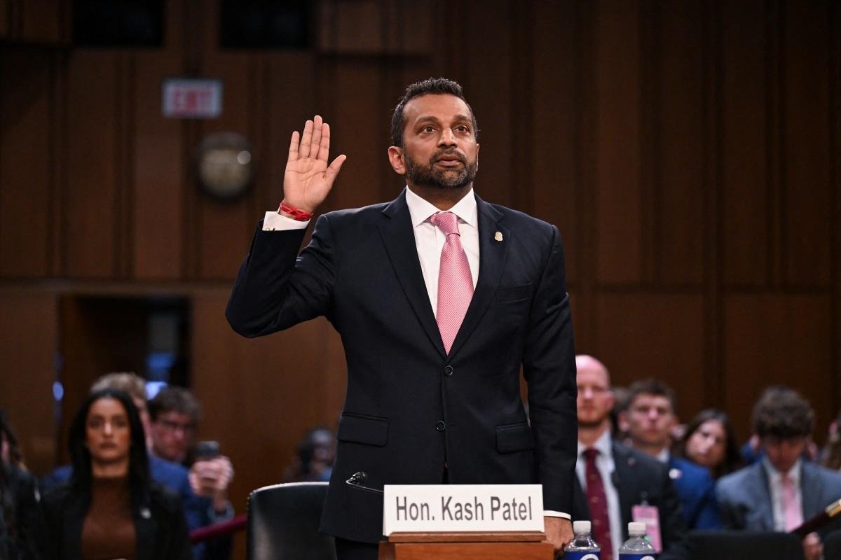 Democratas acusam diretor do FBI de intimidar jornalistas