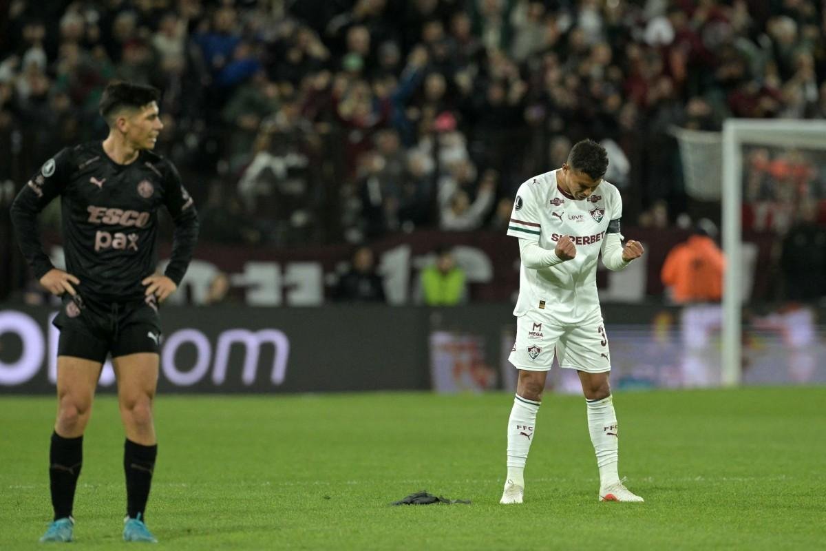 Golzinho salvador do 2 a 1 coloca Flu na semifinal