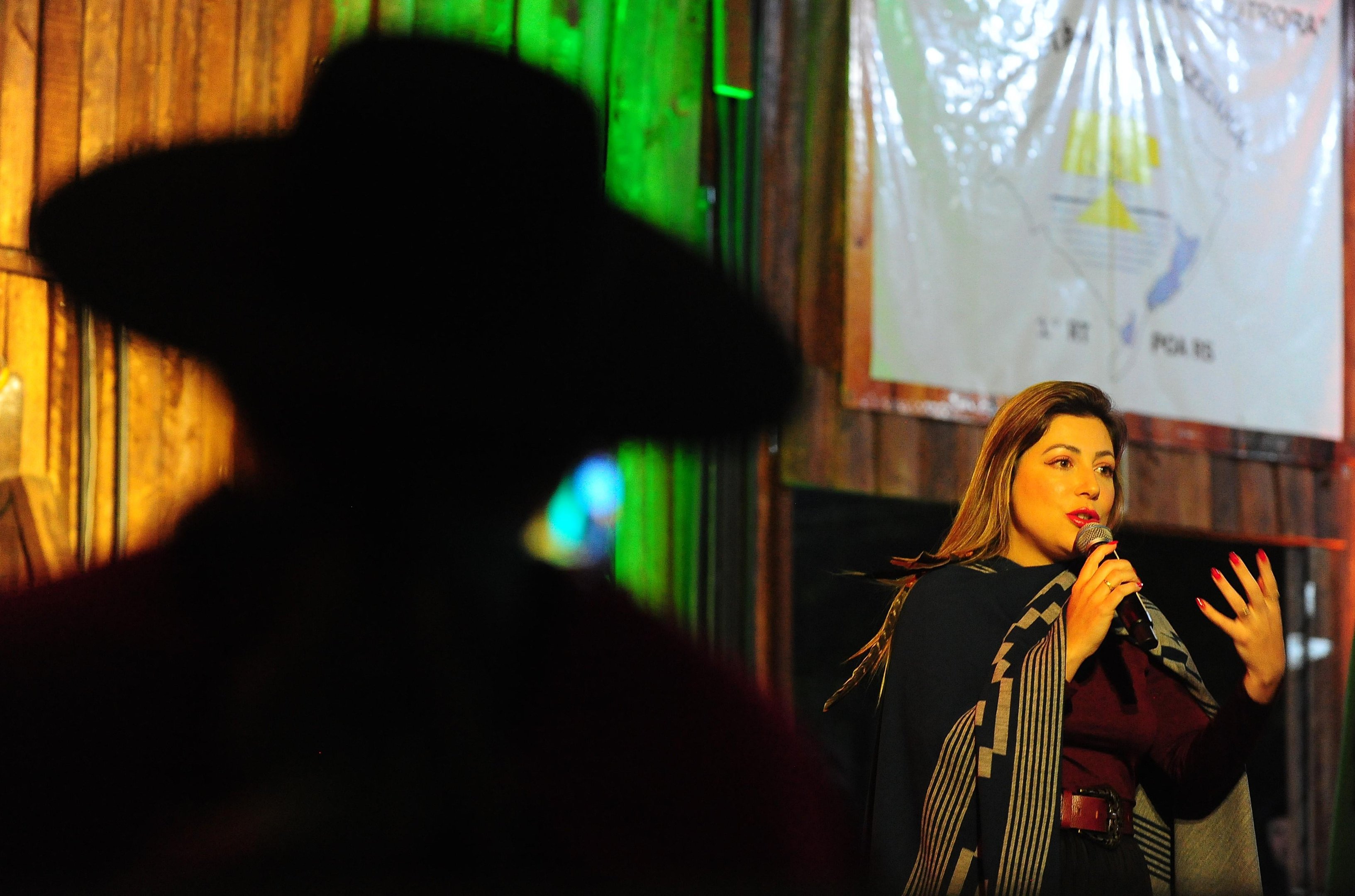 Cantora destaca a import&acirc;ncia de conhecer suas ra&iacute;zes para alcan&ccedil;ar felicidade