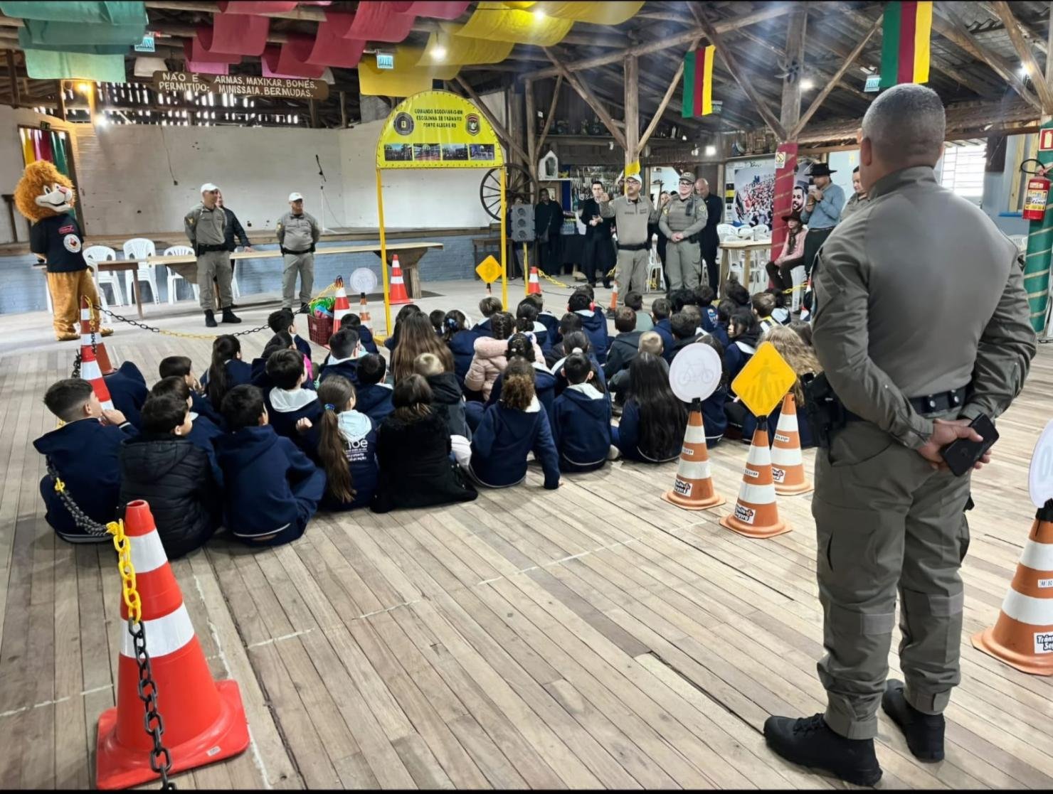 Crian&ccedil;as das escolas municipais participaram da atividade da Brigada Militar na Ronda da Chama Crioula no CTG Quer&ecirc;ncia do Imb&eacute; com uma programa&ccedil;&atilde;o educacional