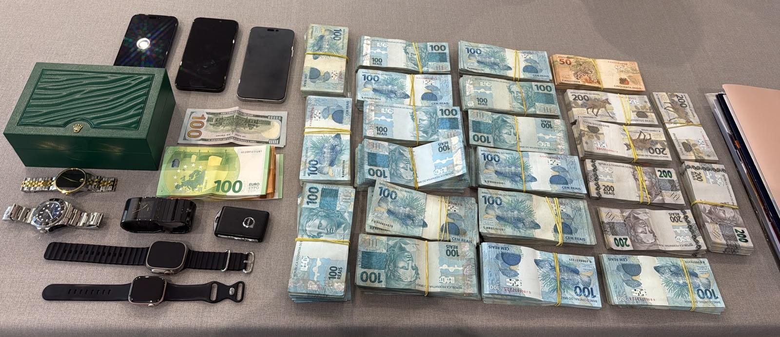 Policiais apreenderam cerca de R$ 251,6 mil, al&eacute;m 500 d&oacute;lares e 1.490 euros em esp&eacute;cie