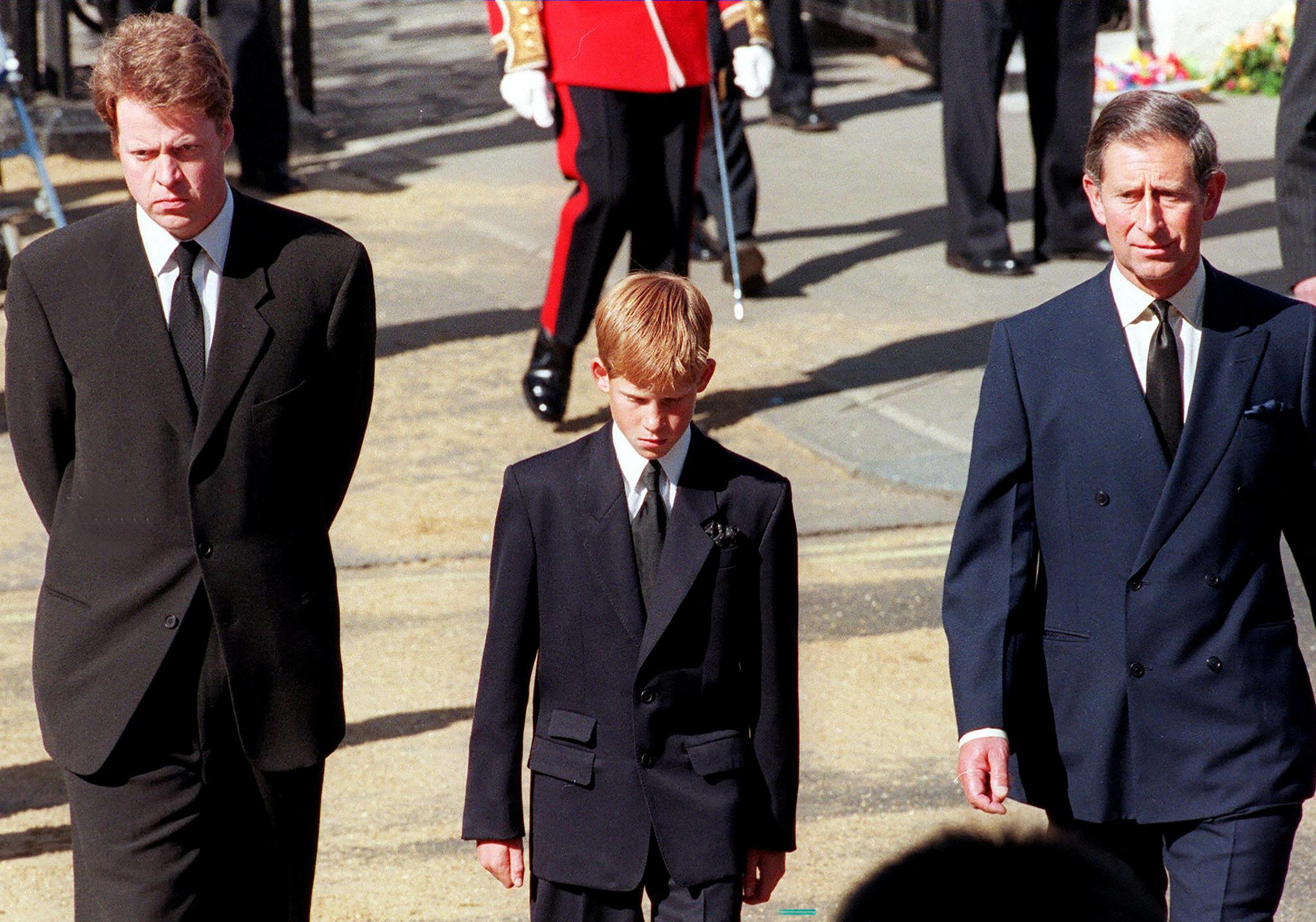 O irm&atilde;o da Princesa Diana, Pr&iacute;ncipe Harry e o ent&atilde;o Pr&iacute;ncipe Charles acompanham o funeral em 6 de setembro de 1997