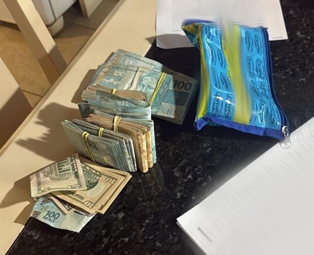 Foram apreendidos na Opera&ccedil;&atilde;o Naqdi, da Pol&iacute;cia Federal, dispositivos eletr&ocirc;nicos, documentos e cerca de R$52 mil em diferentes moedas