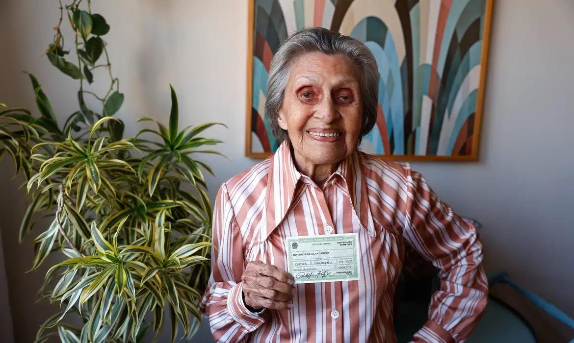 Antonieta da Silva Campos, 96 anos, banc&aacute;ria aposentada, exibe seu t&iacute;tulo de eleitor em sua casa