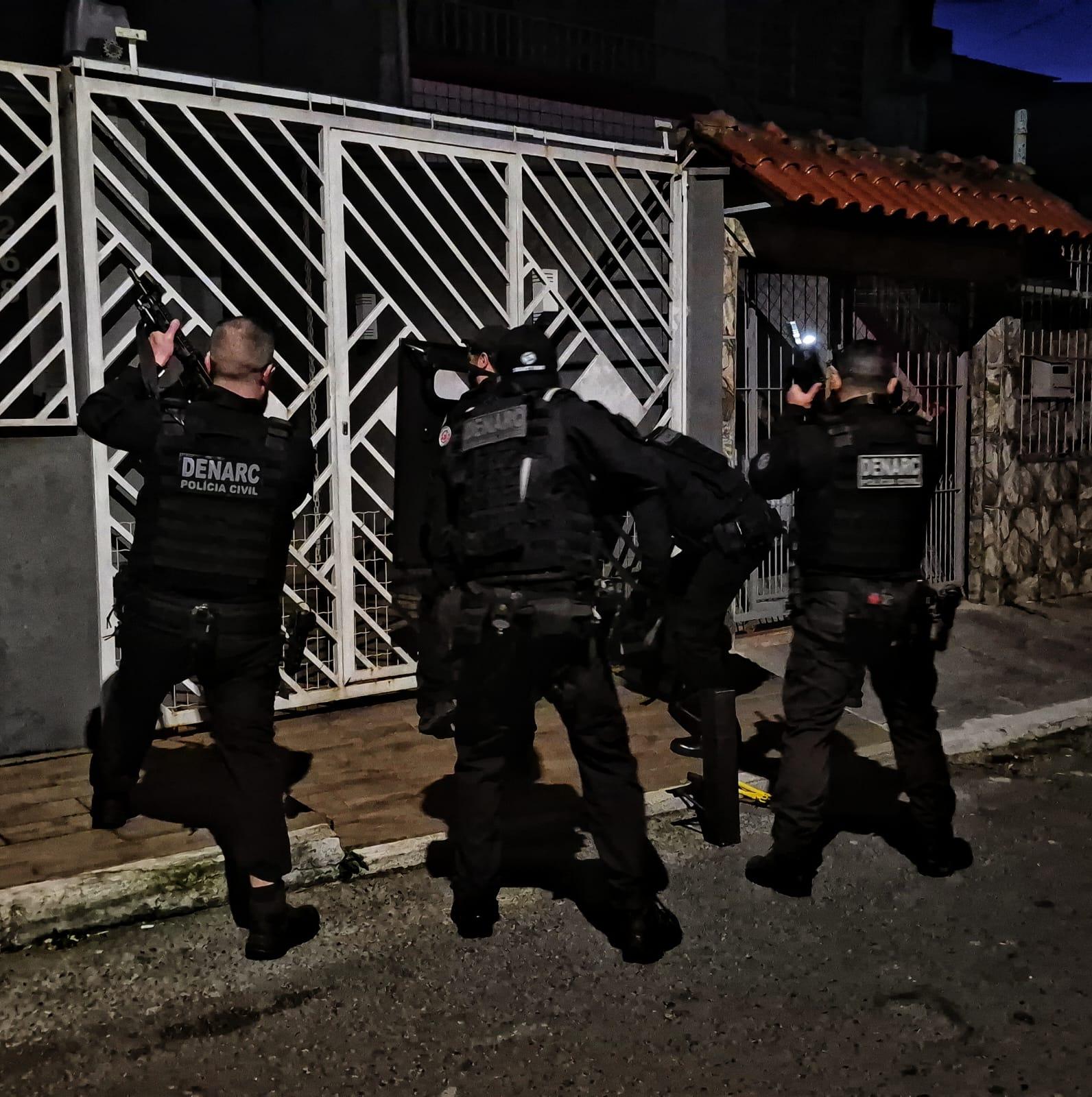 Mandados foram cumpridos pelo Denarc na manh&atilde; de quinta-feira