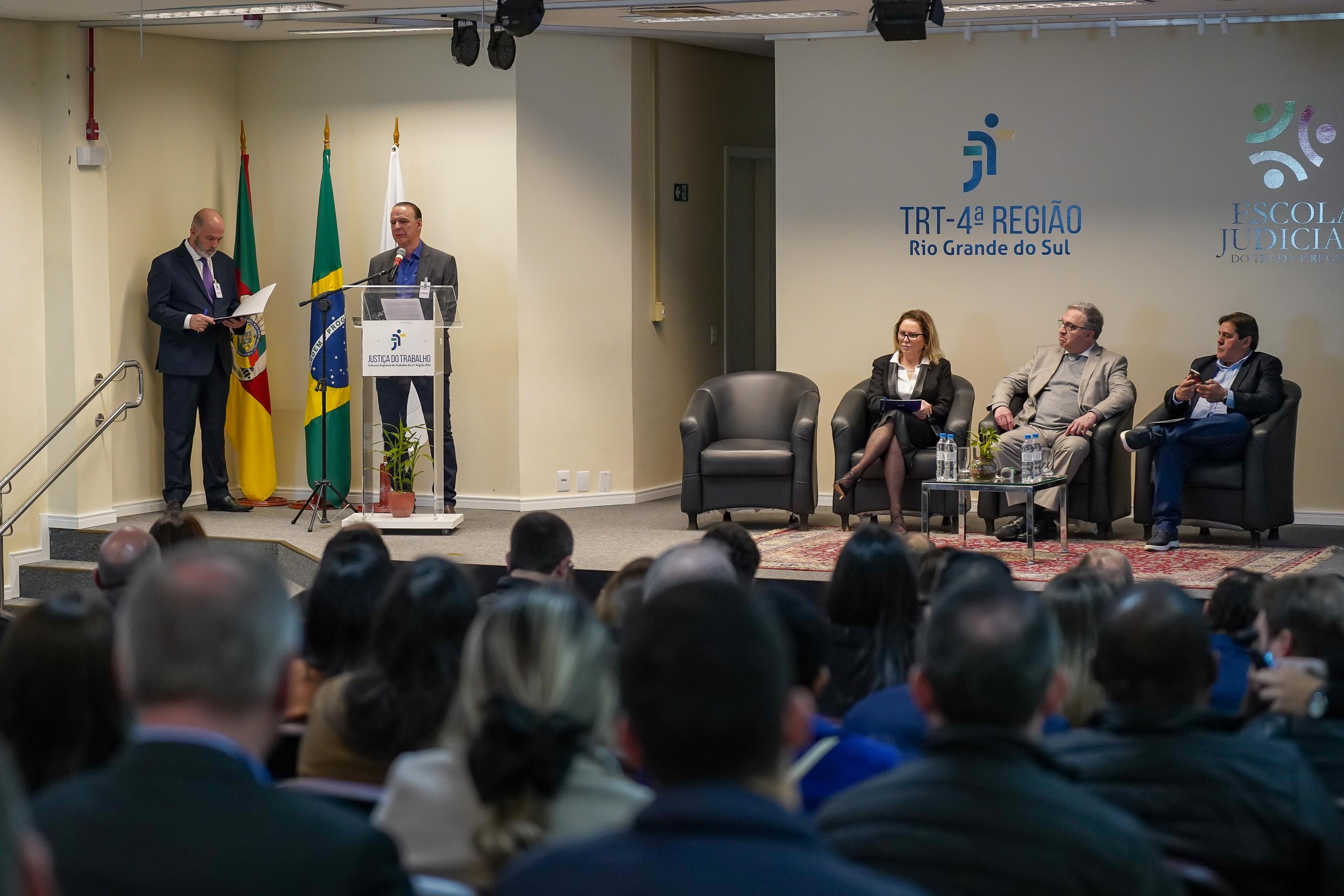 Pain&eacute;is discutiram como qualificar as contrata&ccedil;&otilde;es e fortalecer pr&aacute;ticas que respeitem a legisla&ccedil;&atilde;o trabalhista