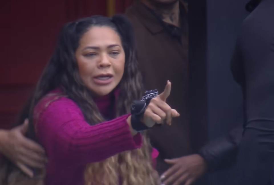 Enquanto limpava a mesa, Giovanna teria jogado parte da sujeira sobre Darlin