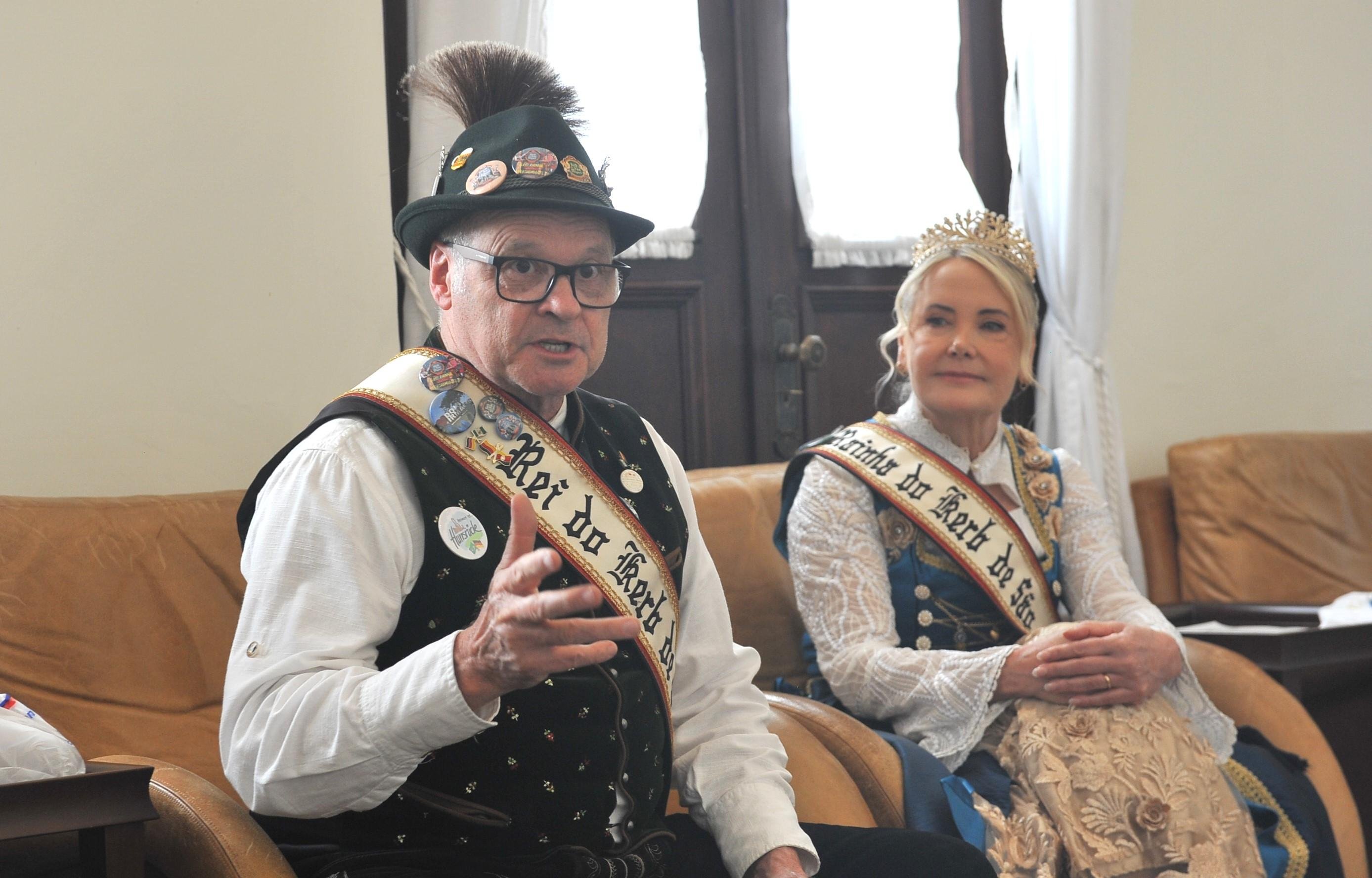 O rei Celso Emidio Schneider e a rainha Carmen Regina Krentz Schneider divulgaram a programa&ccedil;&atilde;o do evento