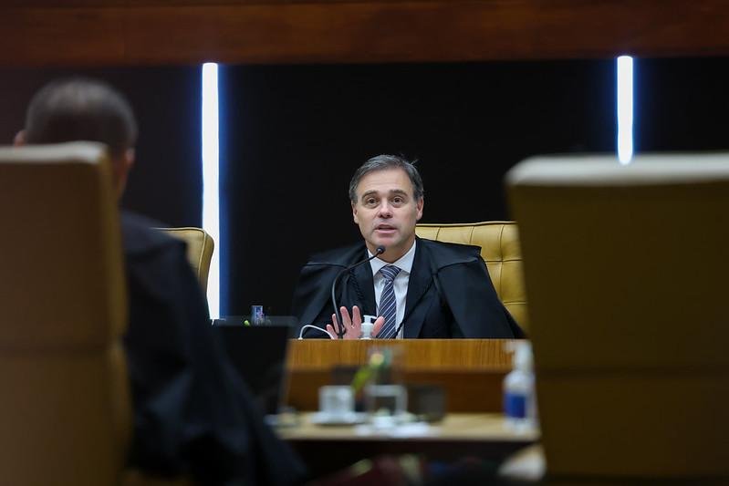 André Mendonça suspende propaganda de Lula que vincula Flávio Bolsonaro às milícias