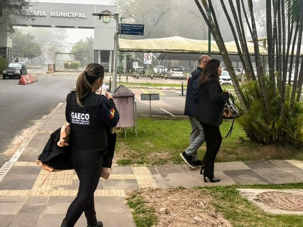 Agentes da Gaeco do MPRS chegam a C&acirc;mara de Vereadores de Porto Alegre para cumprir mandados da Opera&ccedil;&atilde;o Cinesia