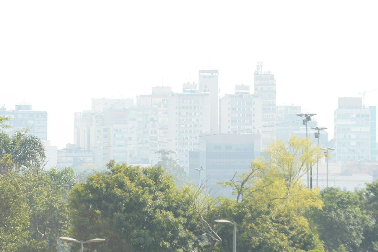 Porto Alegre amanheceu coberta por neblina nesta sexta-feira