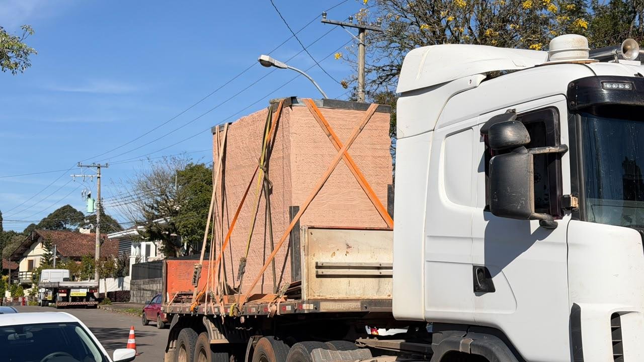 O bloco  arenito  j&aacute; est&aacute; no local onde ser&aacute; esculpido pelo artista Rog&eacute;rio Bertoldo