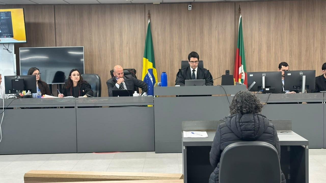 J&uacute;ri dos acusados pela morte da estudante Sarah Domingues e do comerciante Valdir dos Santos Pereira foi dissolvido no final da noite de quinta-feira