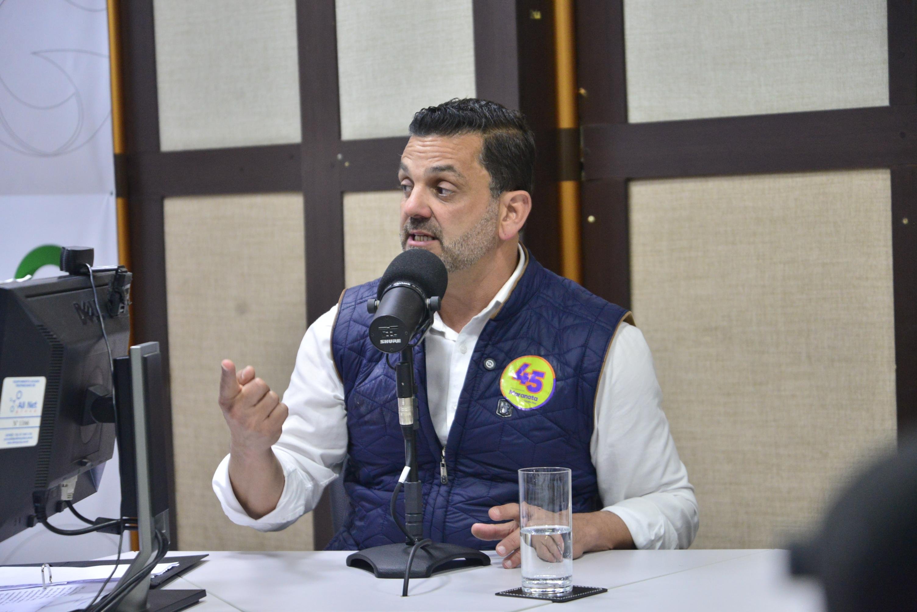 Candidato falou  sobre suas propostas de governo na R&aacute;dio Gua&iacute;ba