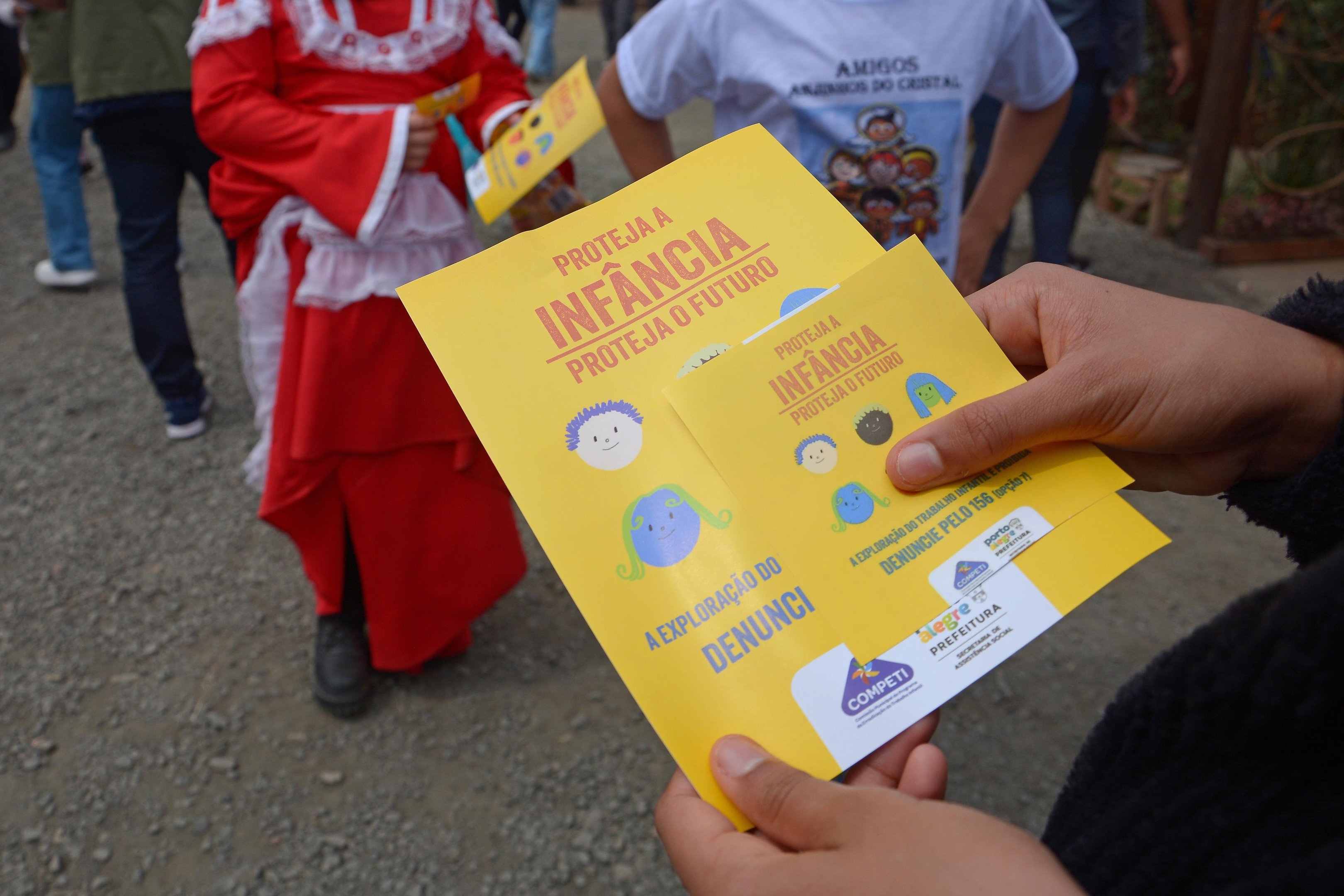 Servidores da Smas, em parceria com integrantes do Competi, distribu&iacute;ram folhetos informativos no Parque Harmonia