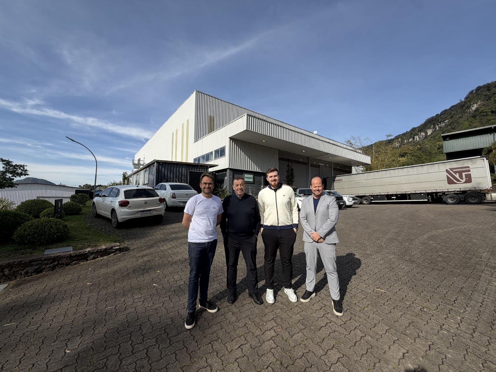 Diretores da Goods Br, Josu&eacute; Neumann Spengler e Mateus Neumann, junto aos diret&oacute;rios do grupo DeCacau Gramado, Aureo Romanzini e Lucas Romanzini, durante confirma&ccedil;&atilde;o da negocia&ccedil;&atilde;o do Centro de Distribui&ccedil;&atilde;o em Gramado