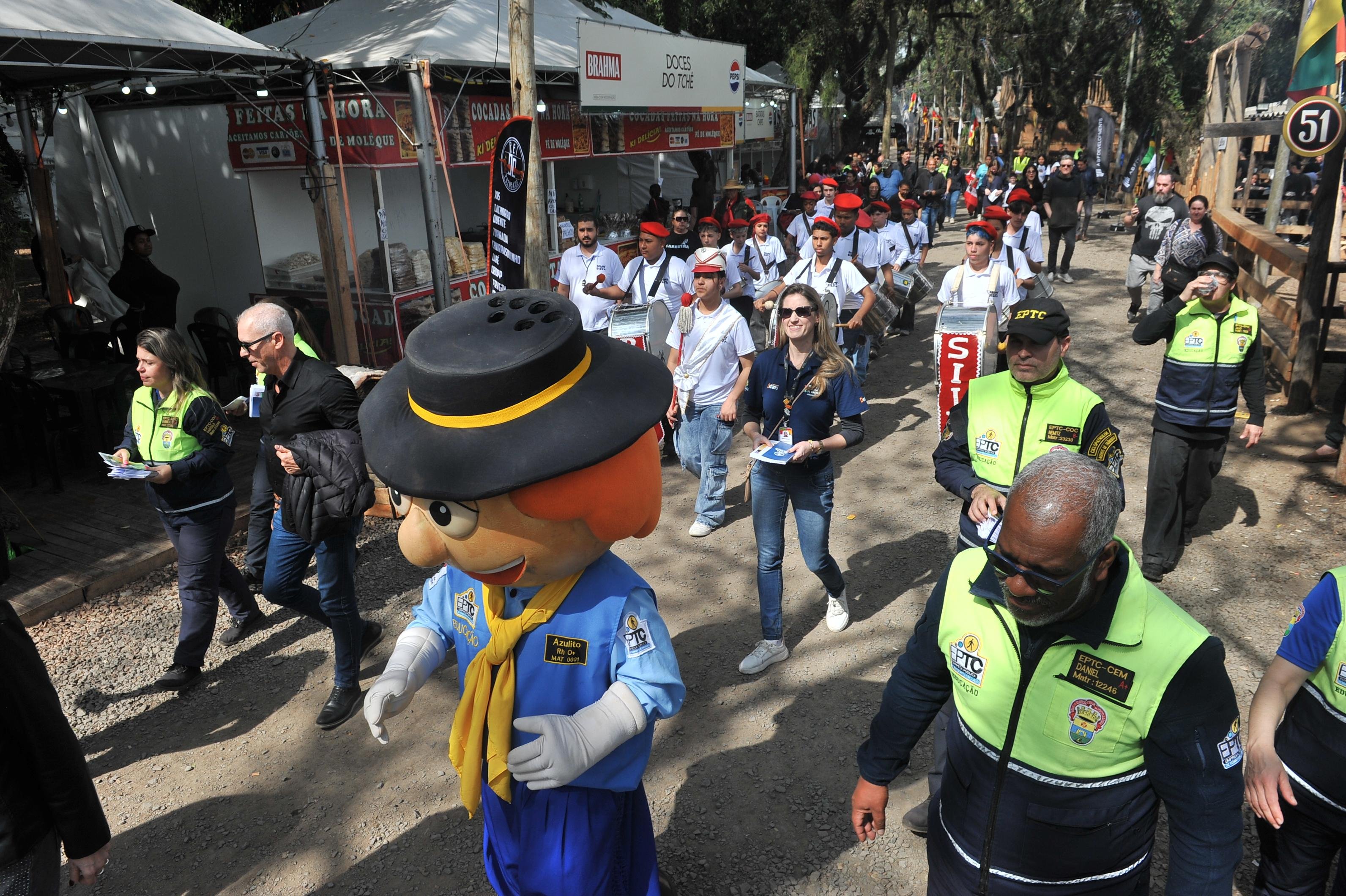 Mascote Azulzito liderou caminhada pelo Parque Harmonia
