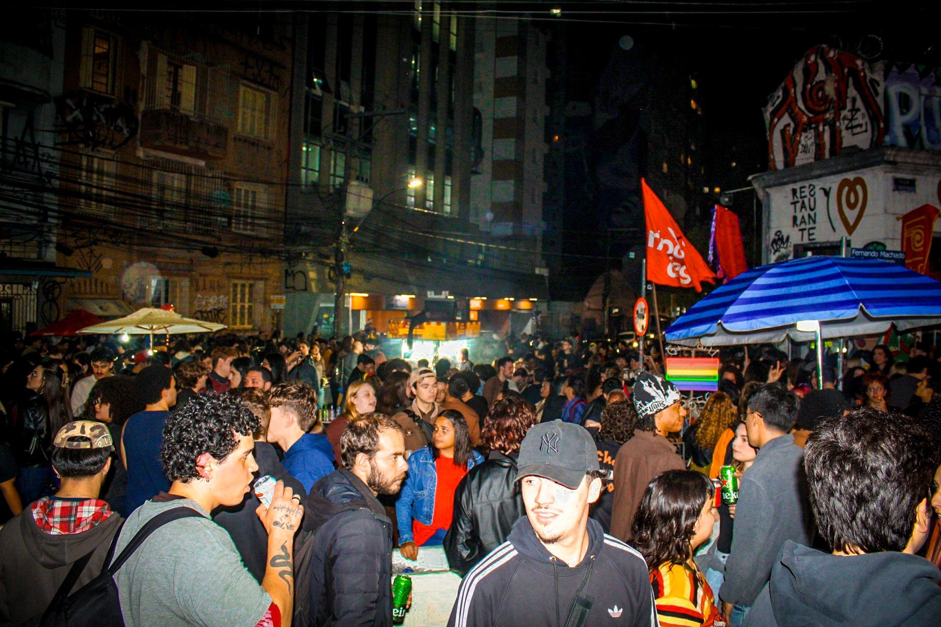 Evento organizado por estudantes de Arquitetura da Ufrgs, Bar em Bar leva multid&atilde;o de jovens &agrave;s ruas de Porto Alegre