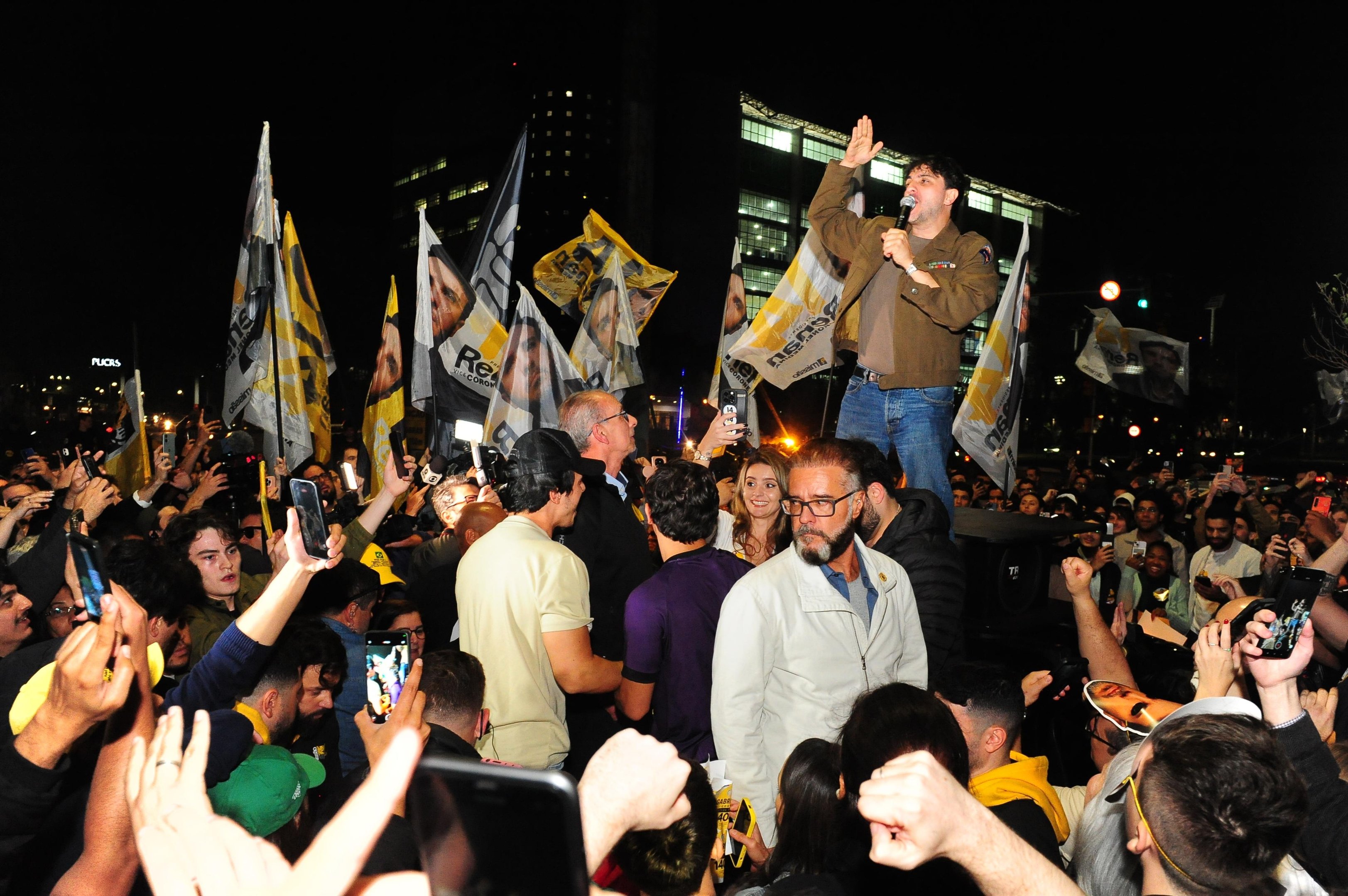 Em meio a gritos de "prendeu, matou", candidato falou a jovens eleitores