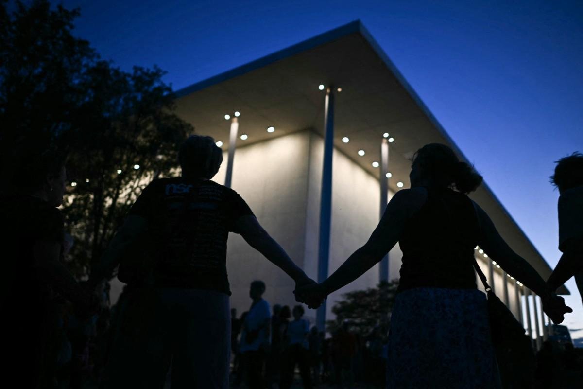 Manifestantes formaram uma corrente humana ao redor do Kennedy Center, o centro de artes de Washington que o presidente Donald Trump amea&ccedil;ou demolir