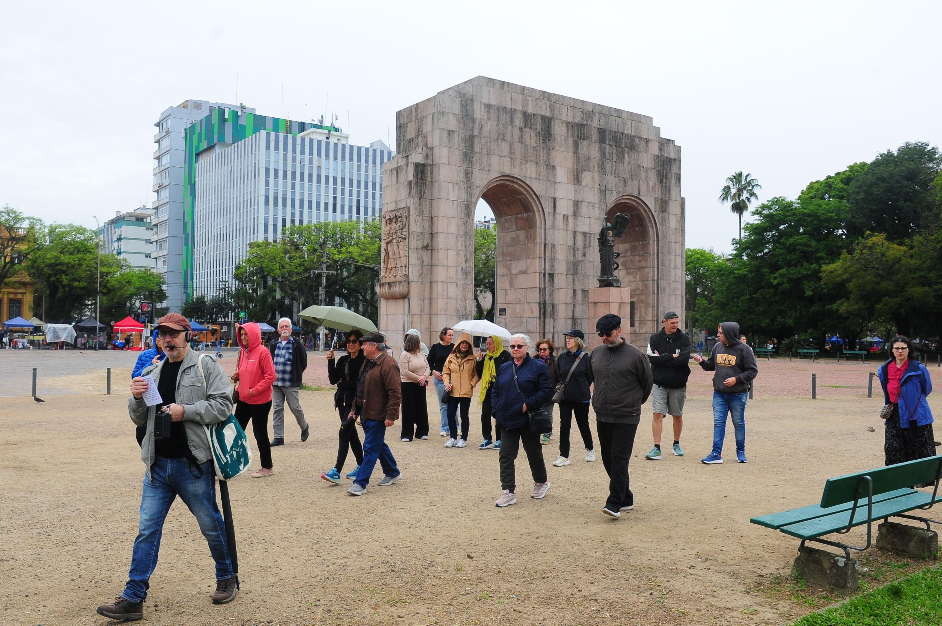 Durante o percurso, participantes conheceram fatos hist&oacute;ricos que marcaram os monumentos, as obras art&iacute;sticas e as estruturas do parque