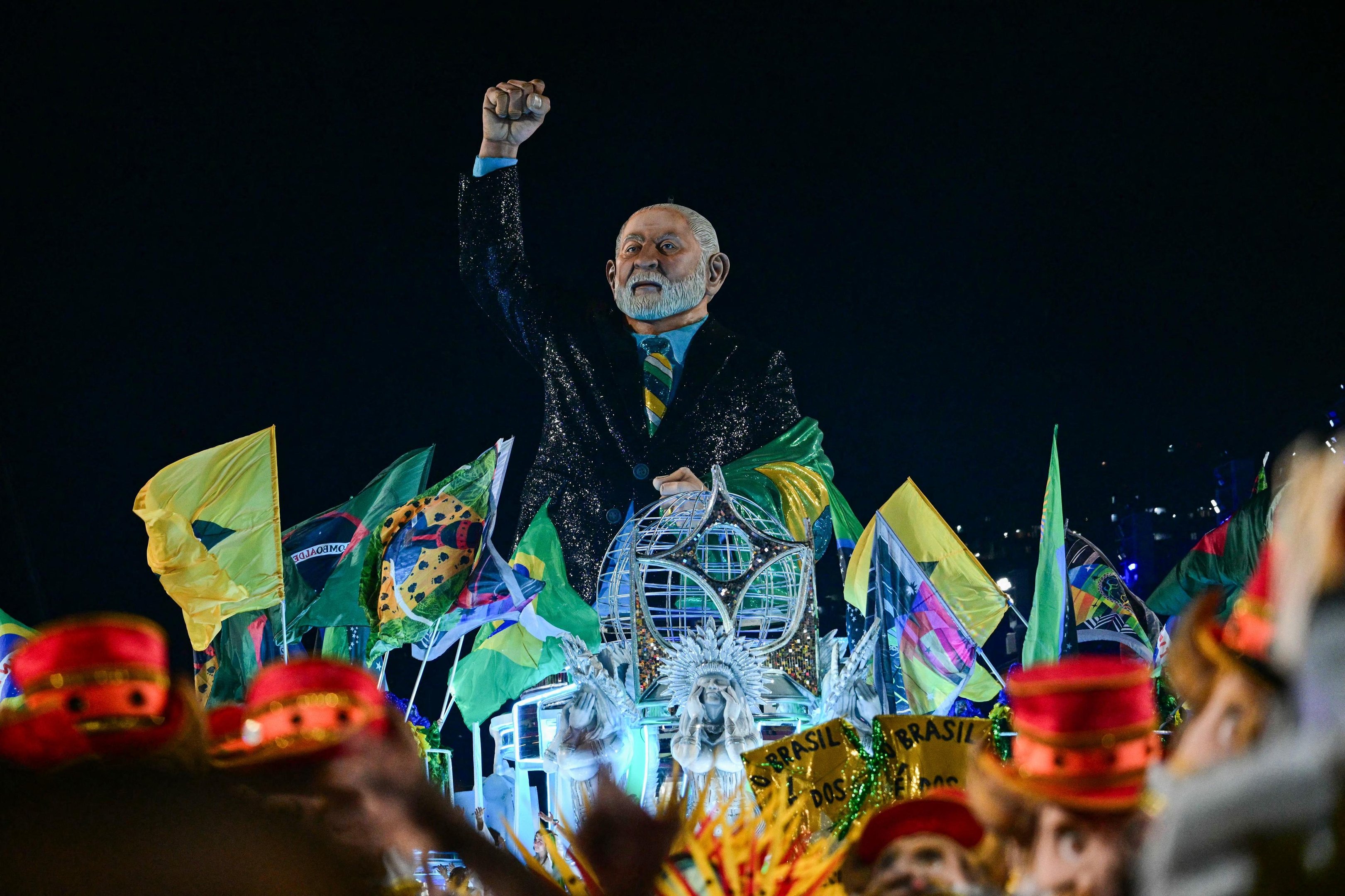 Desfile da Acad&ecirc;micos de Niter&oacute;i teve enredo dedicado &agrave; trajet&oacute;ria de Lula
