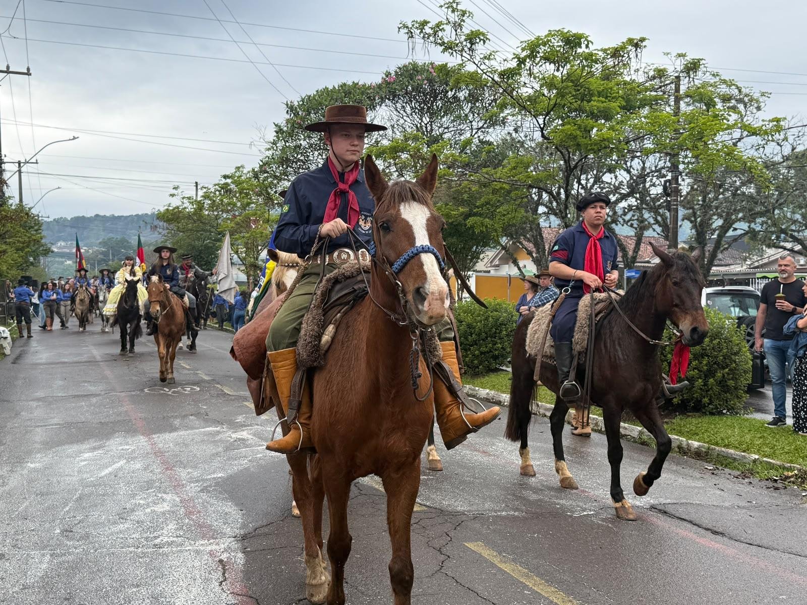 O desfile encerrou a programa&ccedil;&atilde;o de forma muito bonita, reunindo fam&iacute;lias, tradicionalistas e toda a comunidade