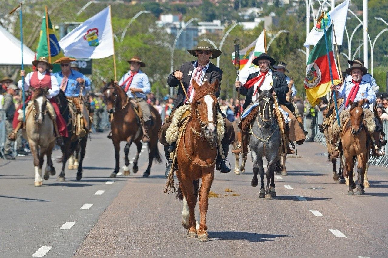 Cerca de duas mil pessoas desfilaram neste domingo na Capital