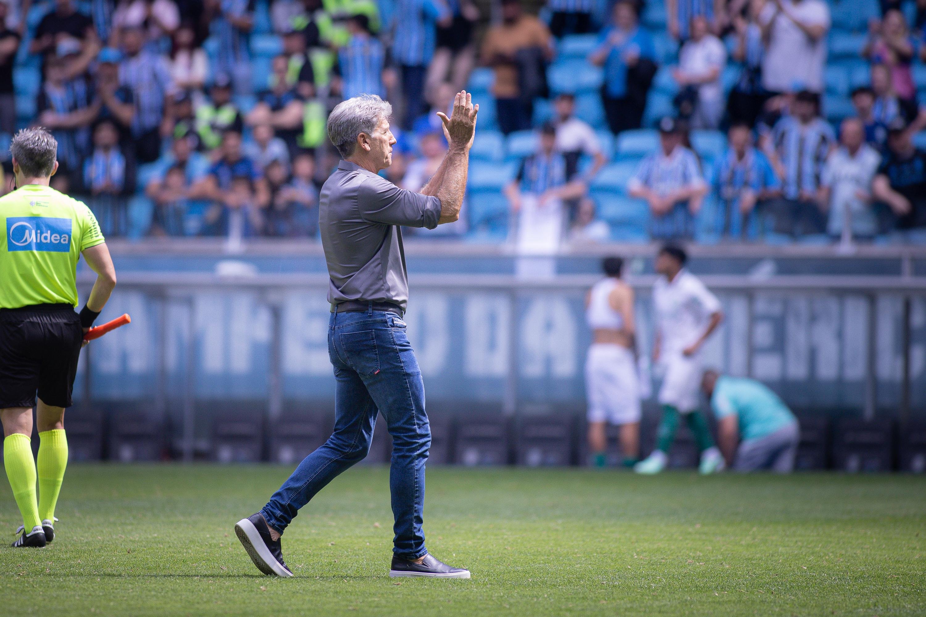 Renato aplaudiu a torcida pelo apoio durante a partida