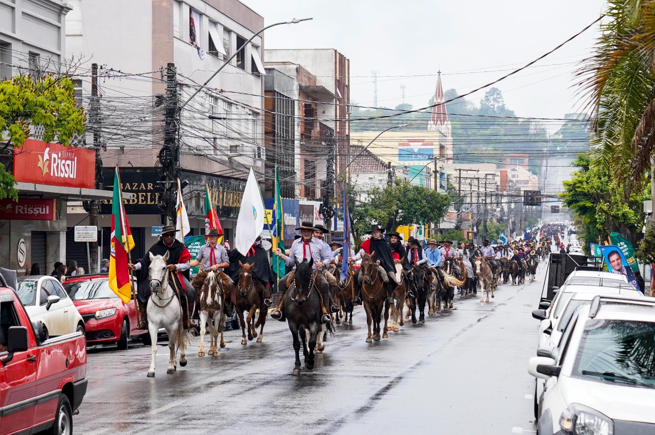 Um dos momentos de destaque ocorreu quando os cavalarianos fizeram uma parada na Pra&ccedil;a Marechal Deodoro
