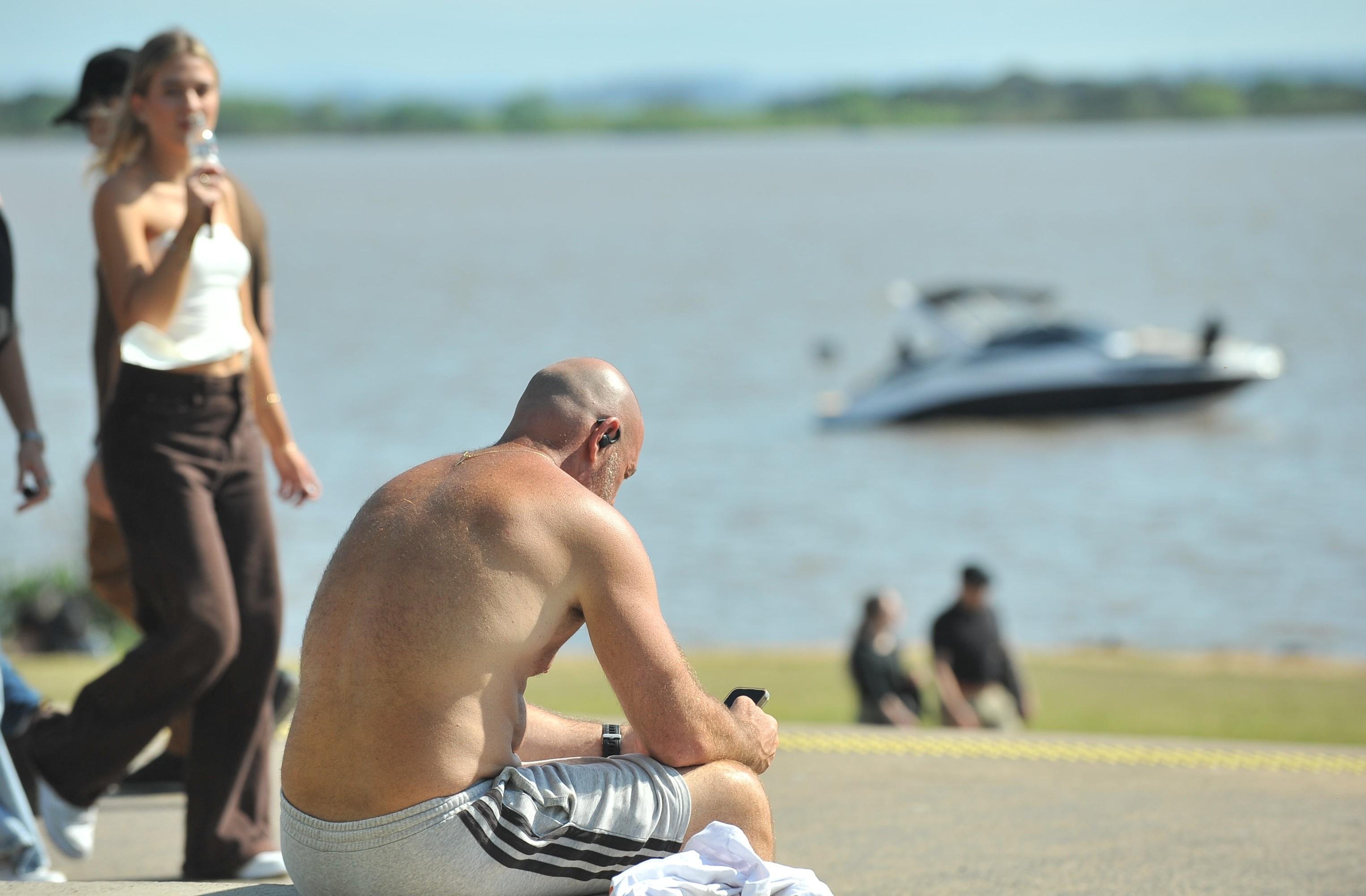 Em Porto Alegre, o p&uacute;blico aproveito a temperatura pr&oacute;xima dos 30&ordm;C para passear e fazer esportes