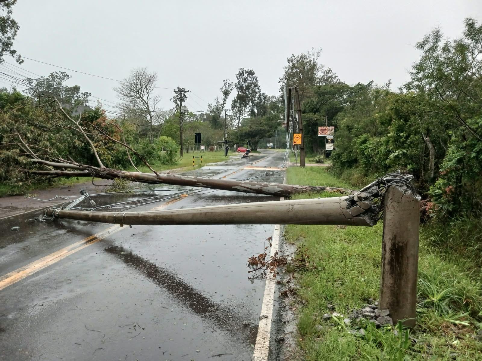Danos causados pelas chuvas registrados no bairro H&iacute;pica, em Porto Alegre, na avenida Edgar Pires de Castro