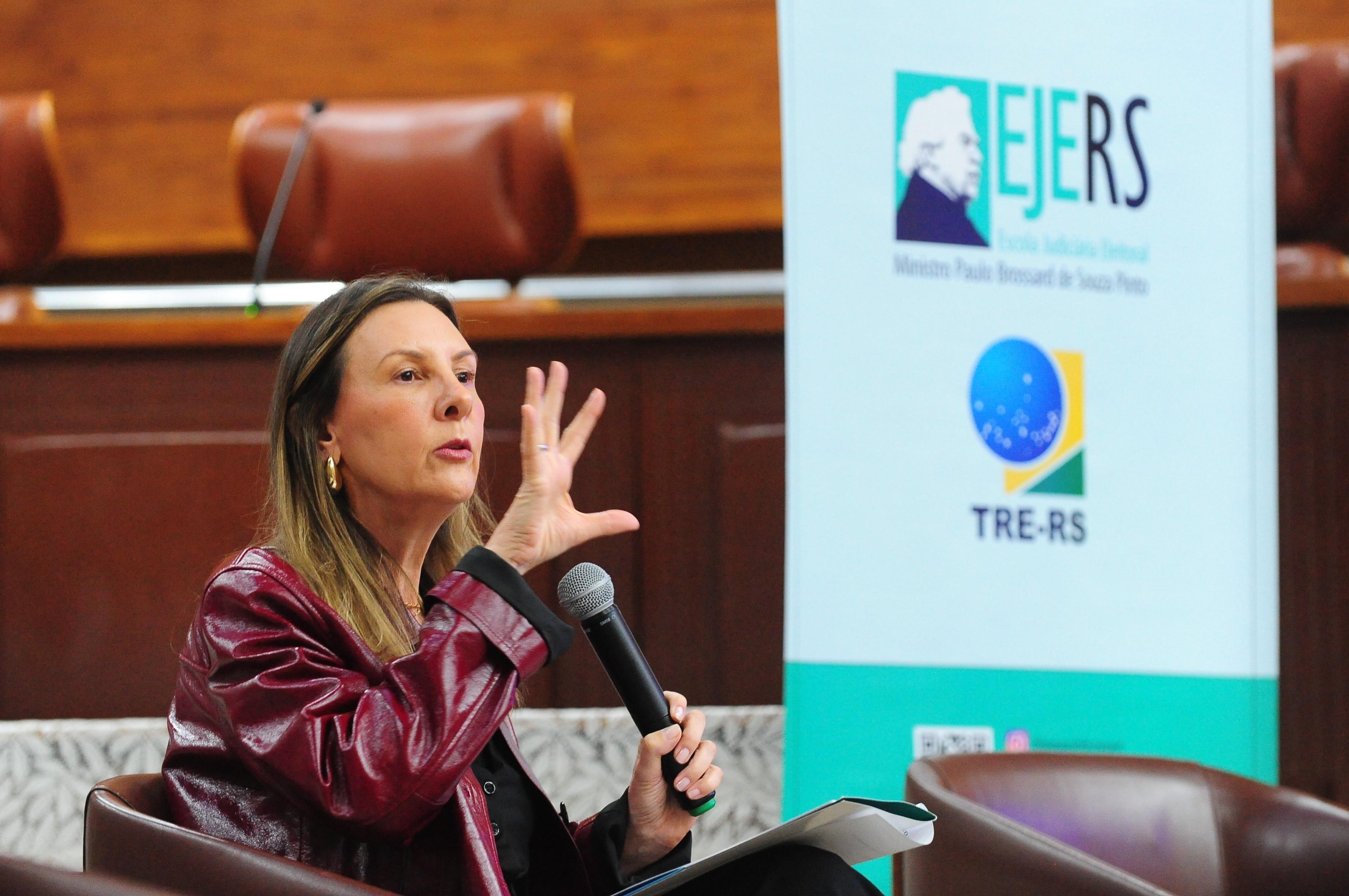 A procuradora regional da Rep&uacute;blica Maria Em&iacute;lia Corr&ecirc;a da Costa destaca necessidade de conscientiza&ccedil;&atilde;o e capacita&ccedil;&atilde;o das lideran&ccedil;as femininas