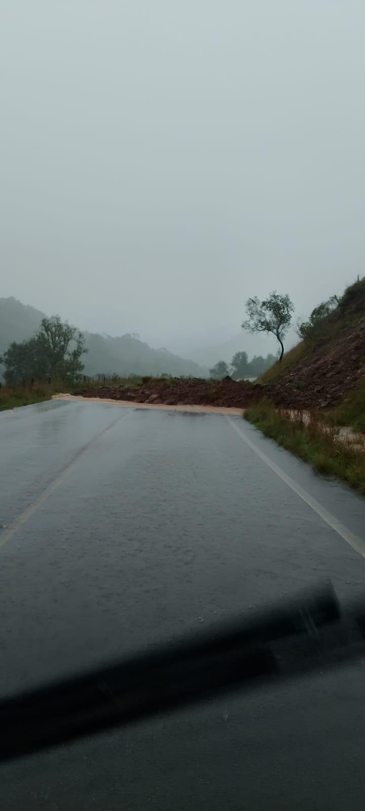 Km 72 da ERS110, em Jaquirana, tem bloqueio devido a deslizamento de terra
