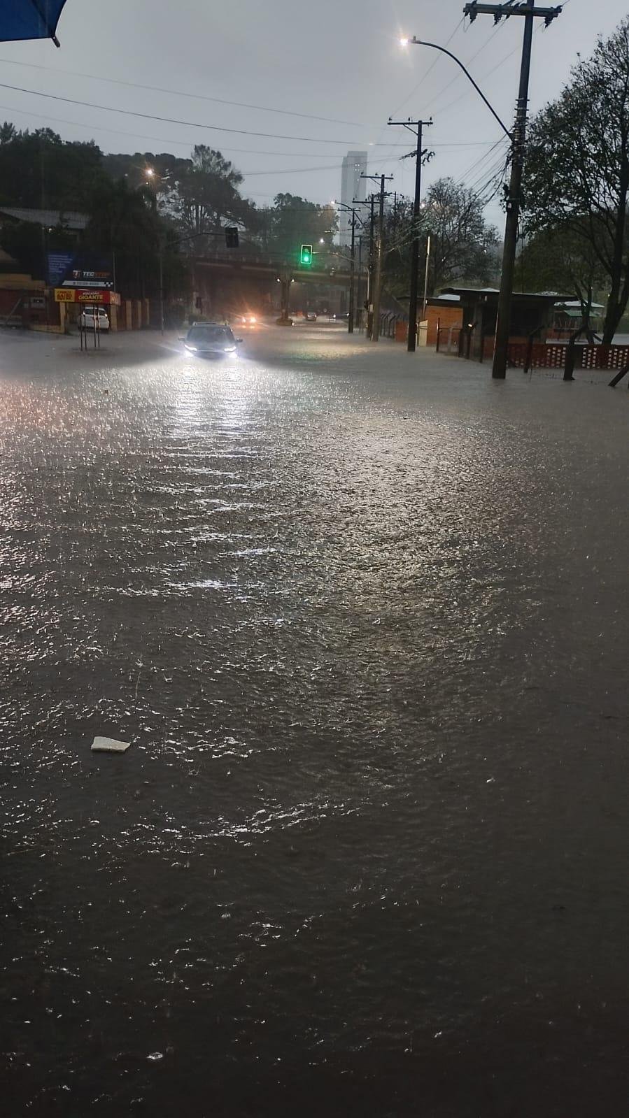 Em Caxias do Sul, a cidade j&aacute; havia registrado, at&eacute; as 9h da manh&atilde;, um volume de 130 mm de chuva